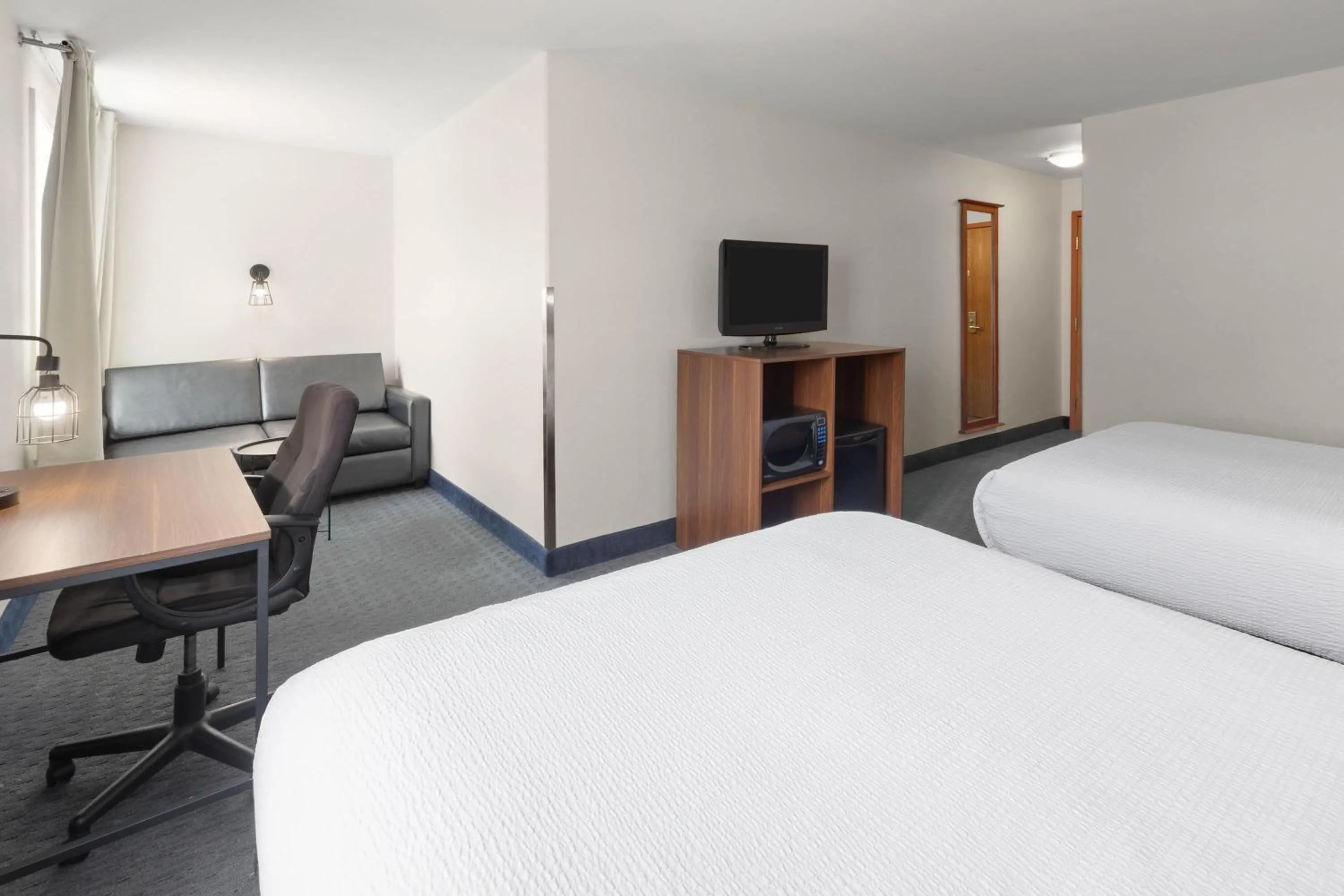 Photo of the whole room, Bed in Super 8 by Wyndham Trois-Rivieres