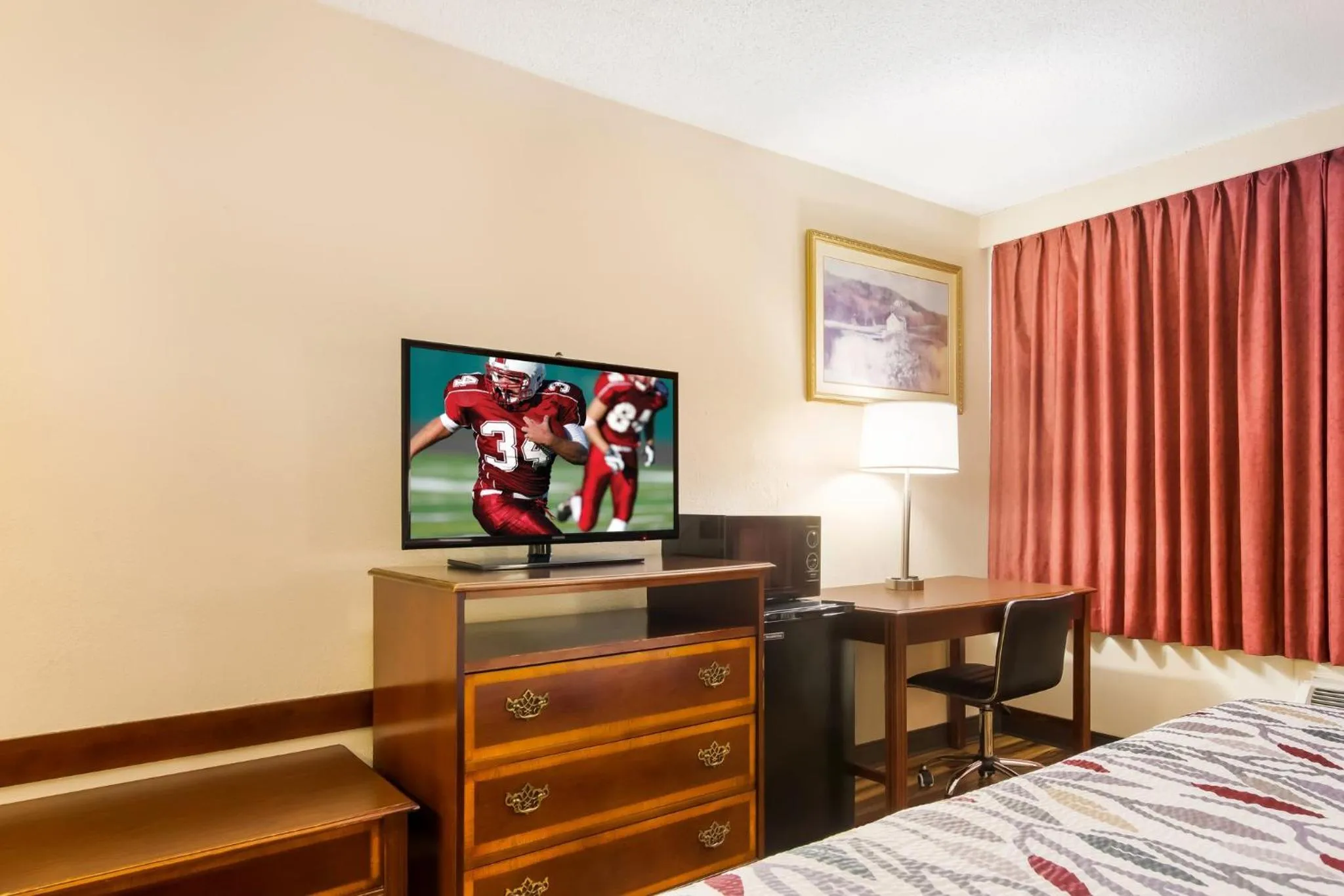 Photo of the whole room, Bed in Red Roof Inn Winchester - Lexington East