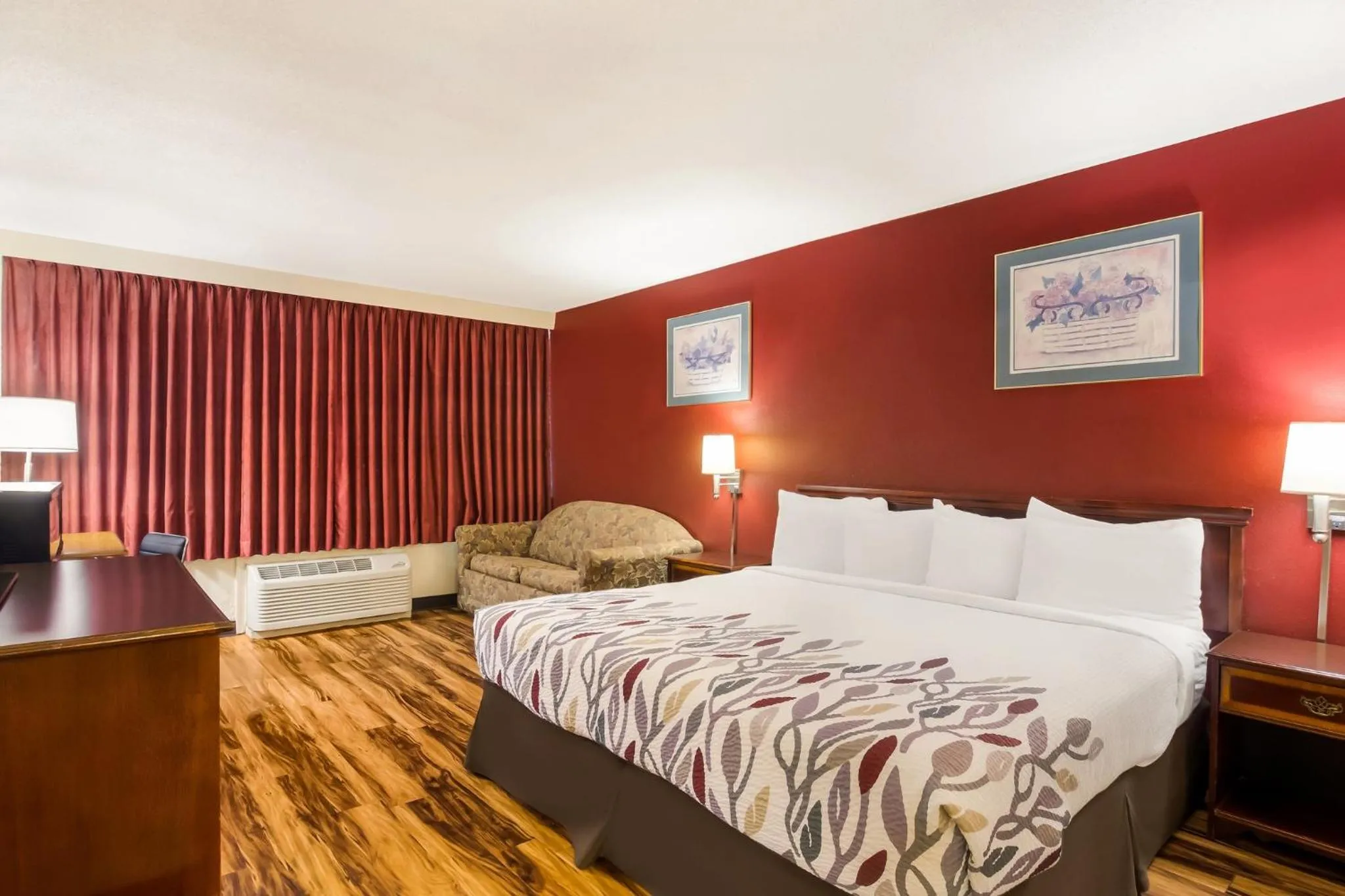 Bedroom, Bed in Red Roof Inn Winchester - Lexington East