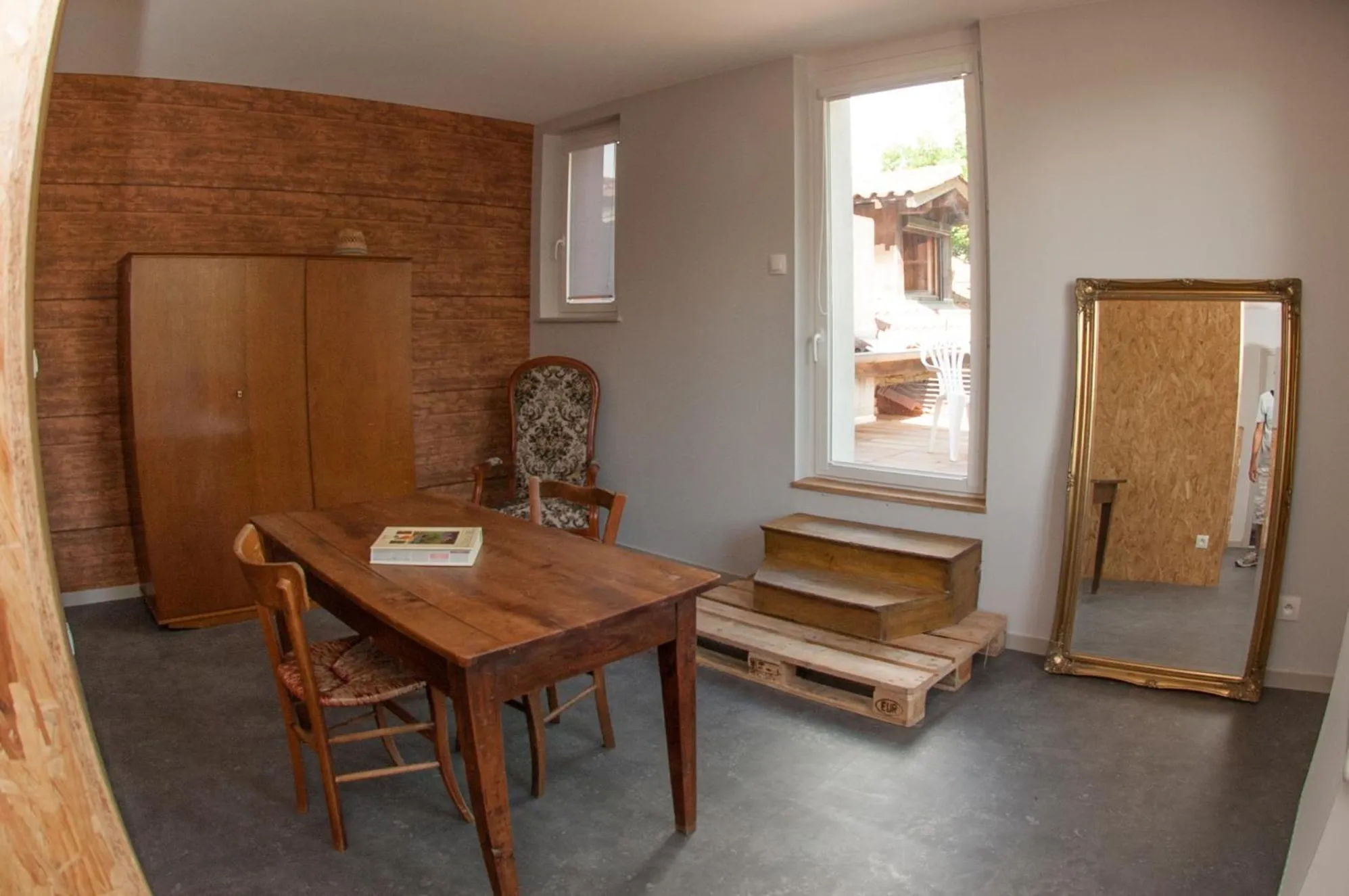 Seating area in Le Jardin de la Reyssouze