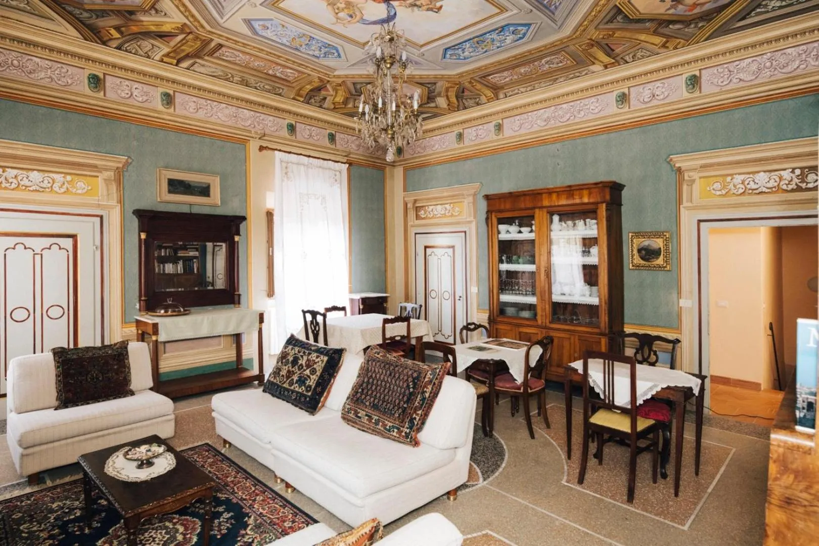 Communal lounge/ TV room in Villa Moris bed and breakfast