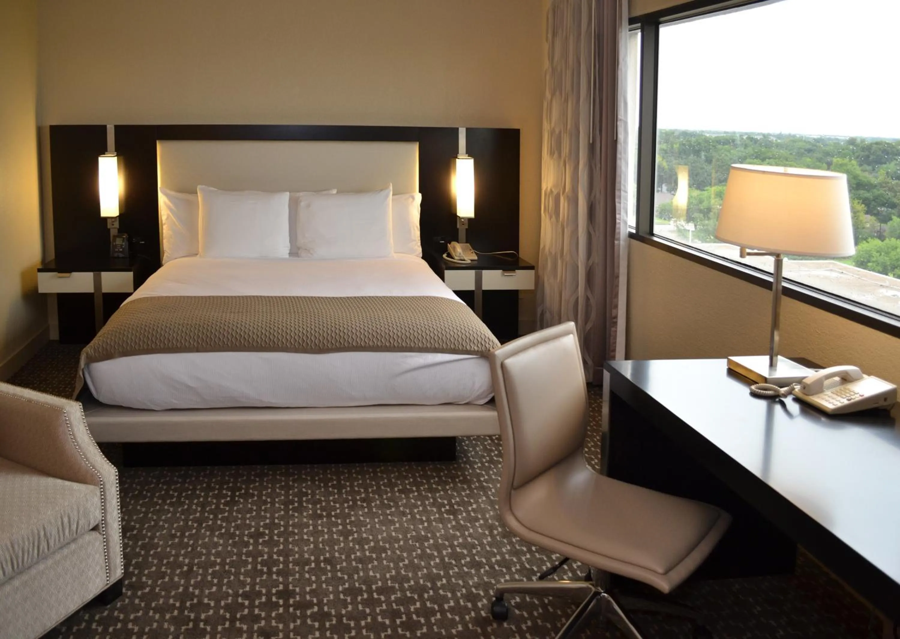 Bed in DoubleTree by Hilton Hotel Houston Hobby Airport
