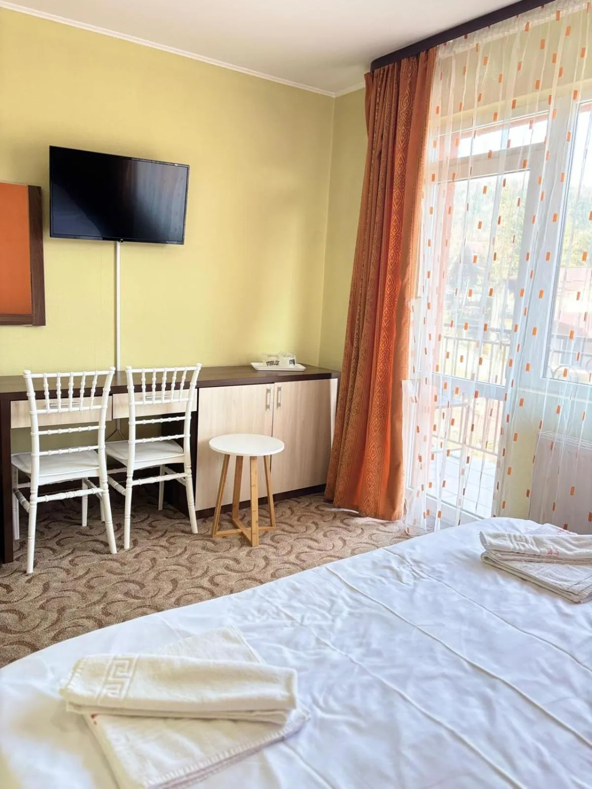 Communal lounge/ TV room, Bed in Hotel Iri