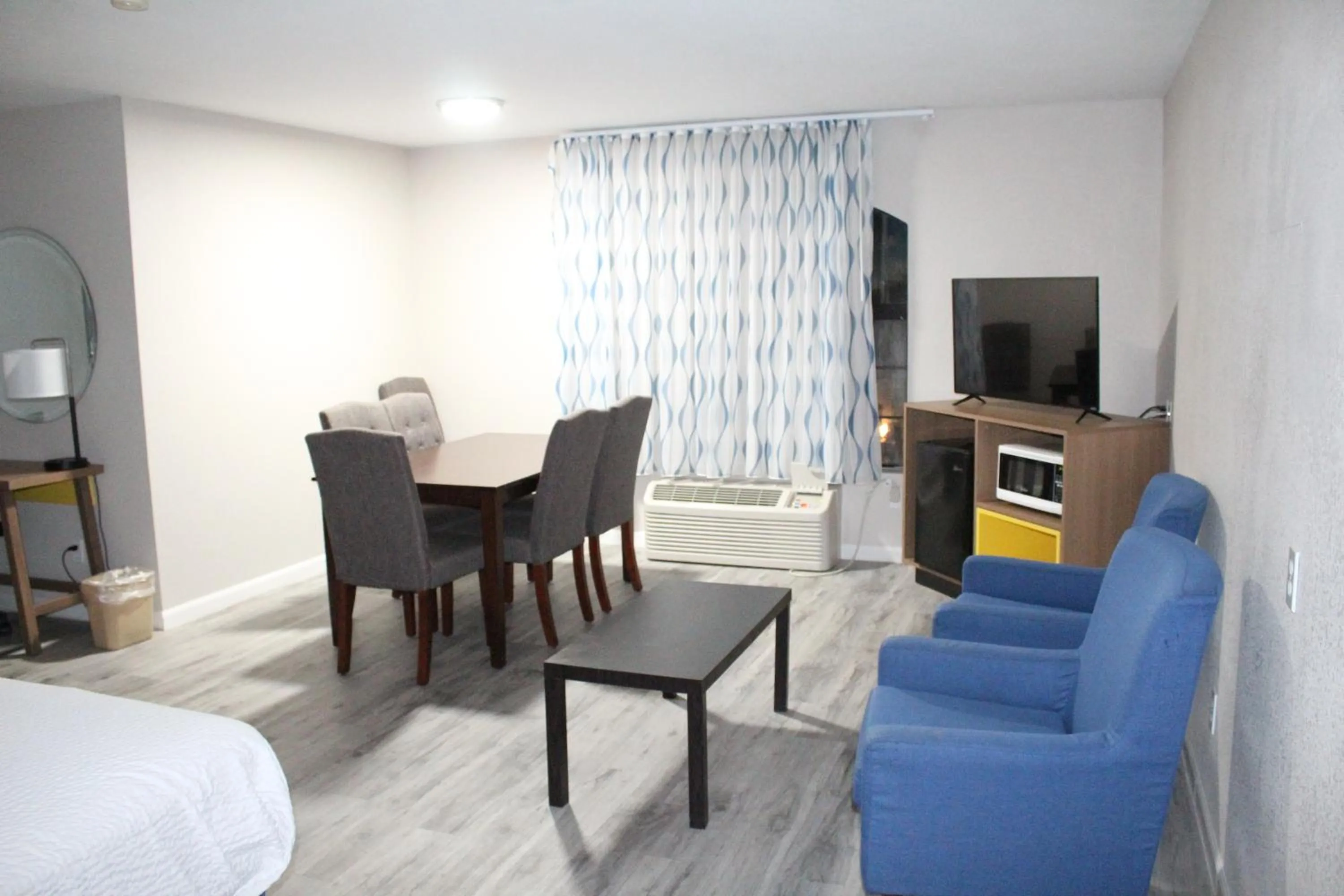 Seating area, Bed in Days Inn by Wyndham Willcox