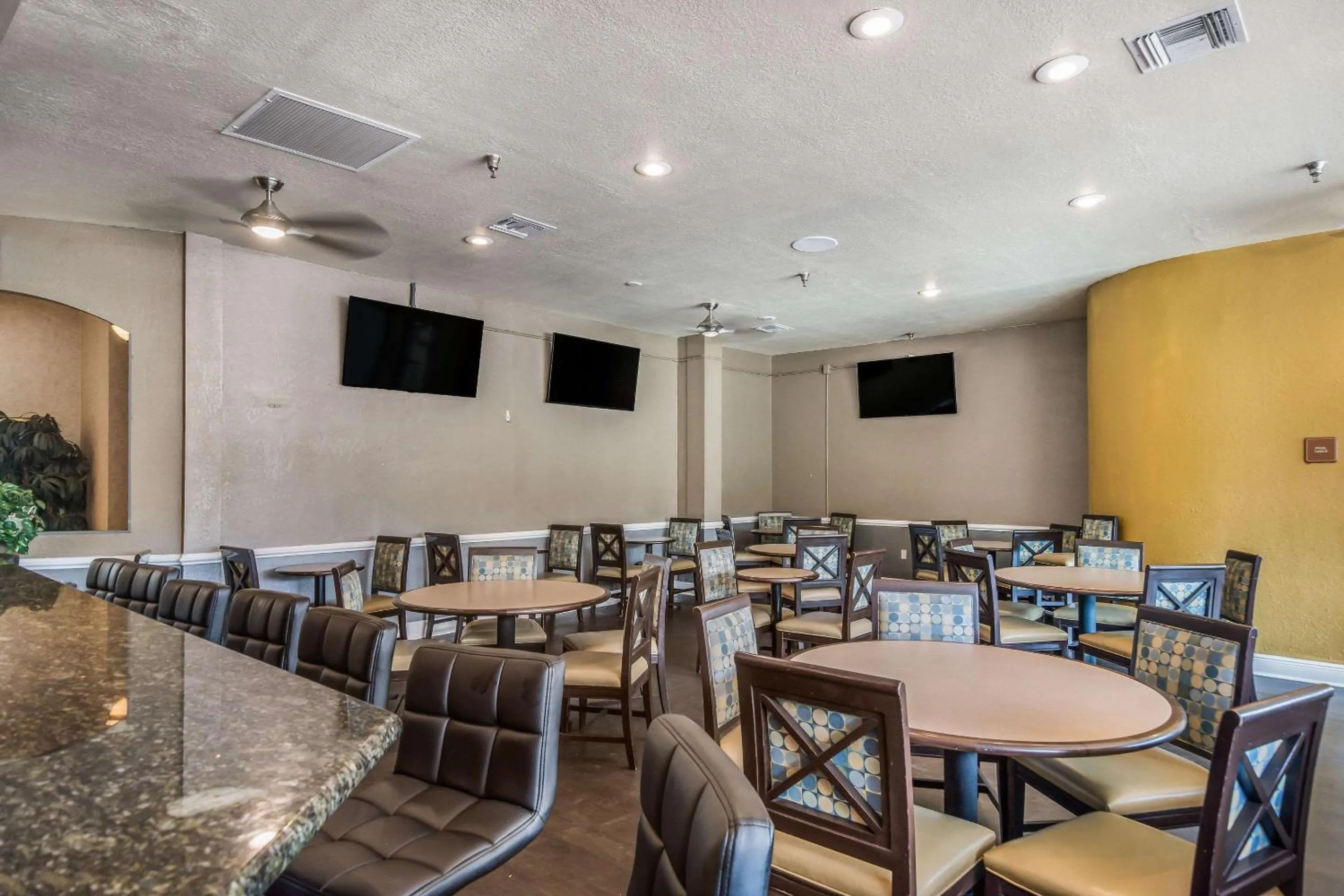 Restaurant/places to eat in Clarion Inn & Suites Central Clearwater Beach