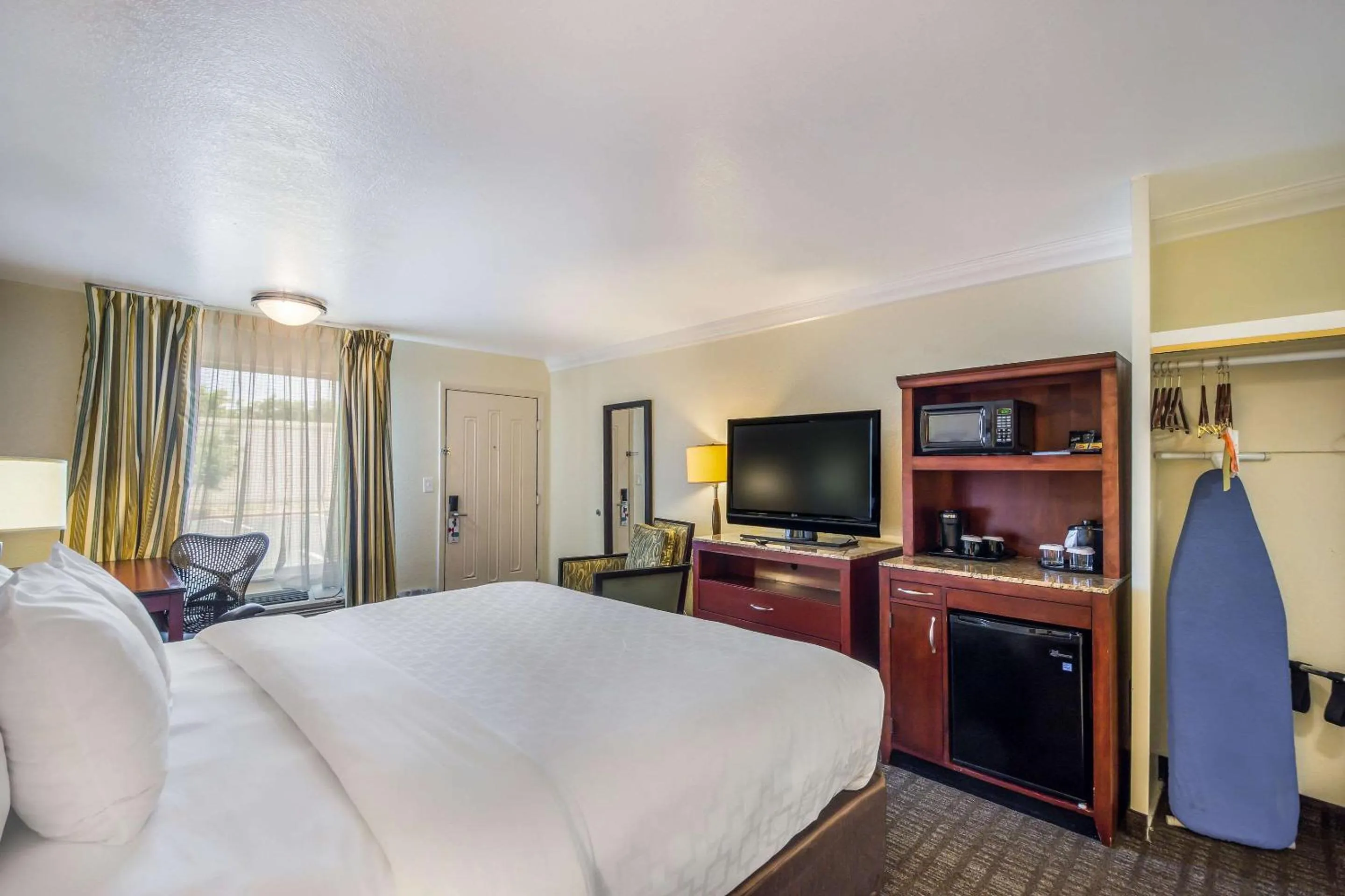 Photo of the whole room, Bed in Clarion Inn & Suites Central Clearwater Beach