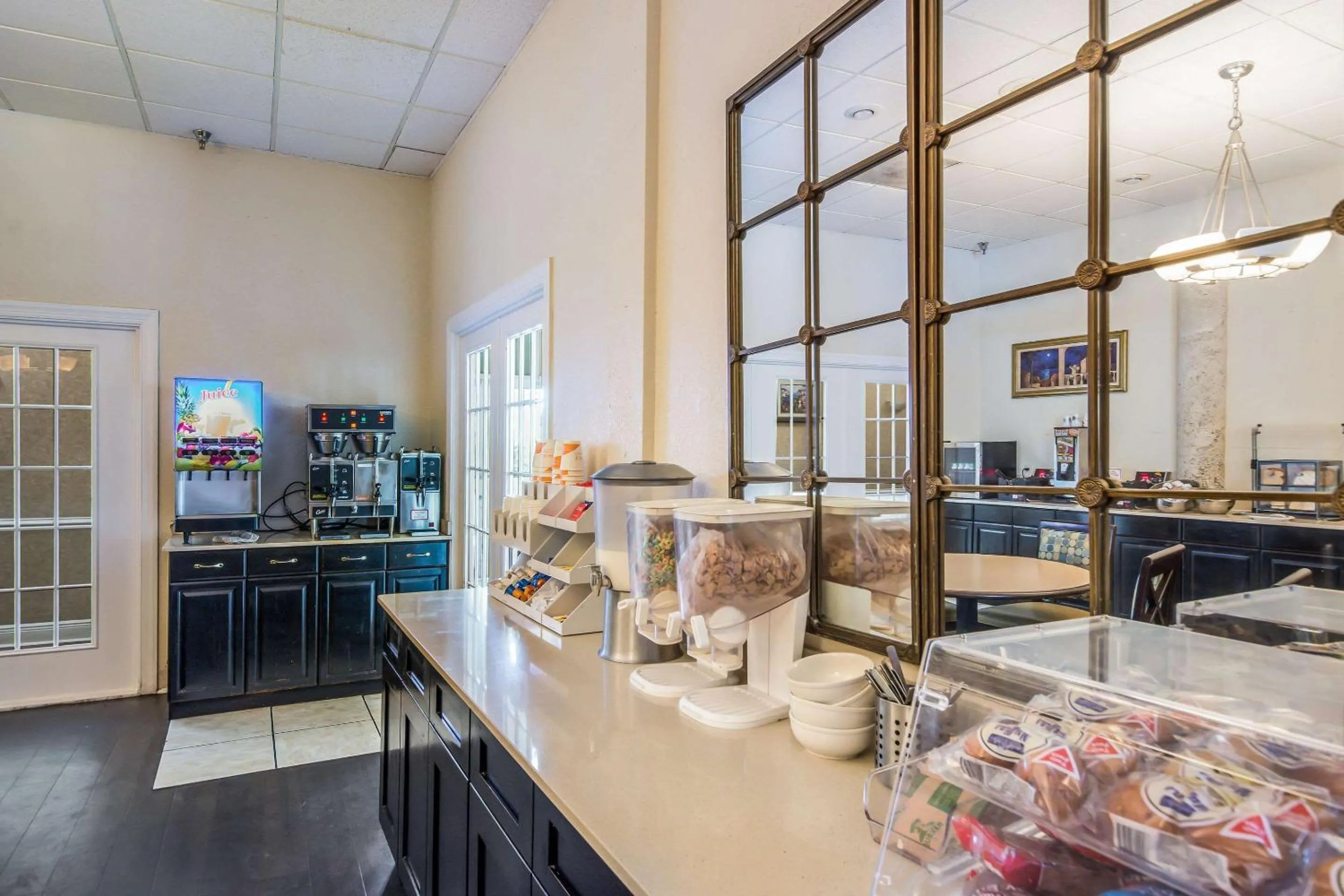 Restaurant/places to eat in Clarion Inn & Suites Central Clearwater Beach