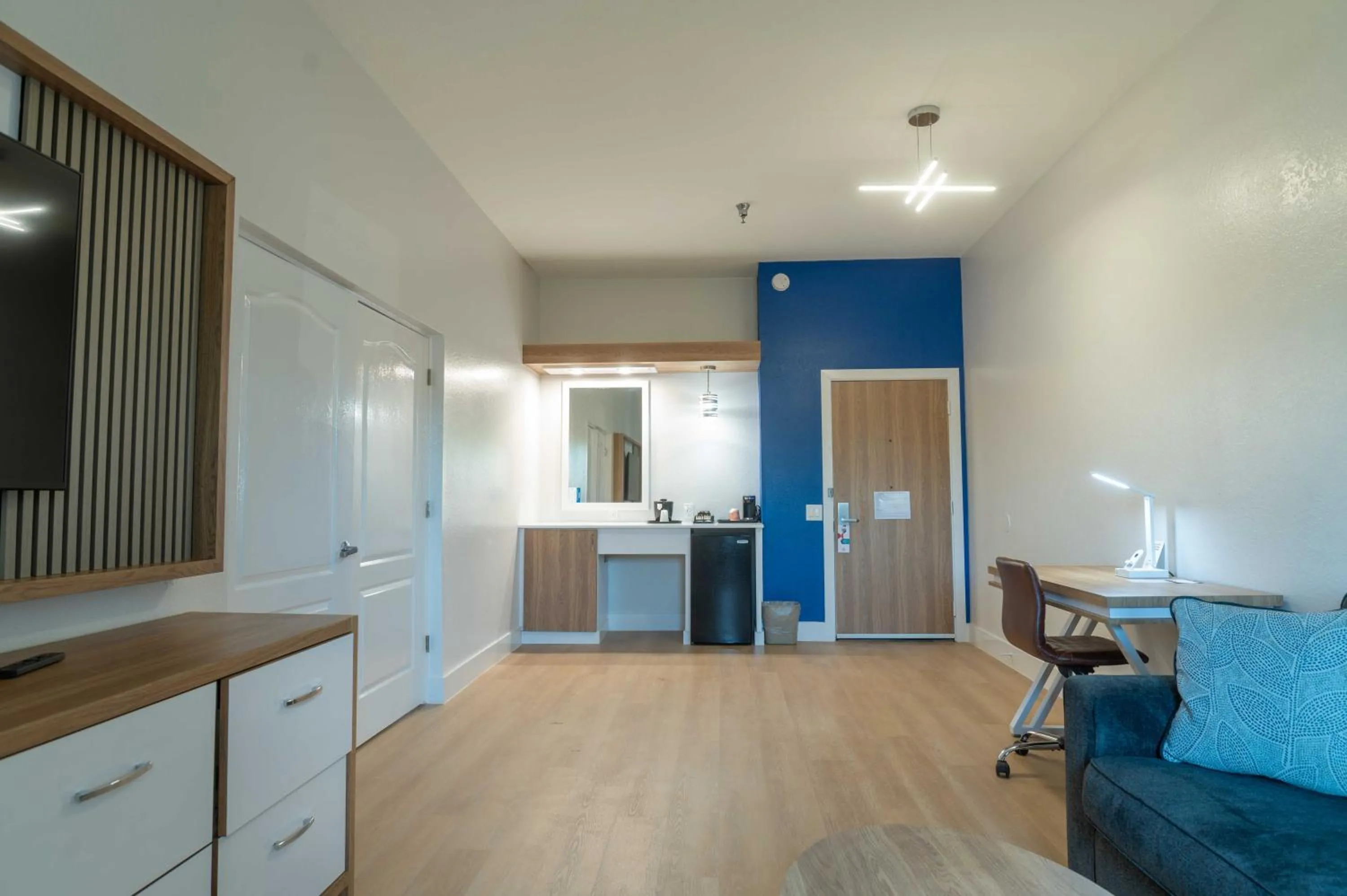 Clarion Inn & Suites Central Clearwater Beach