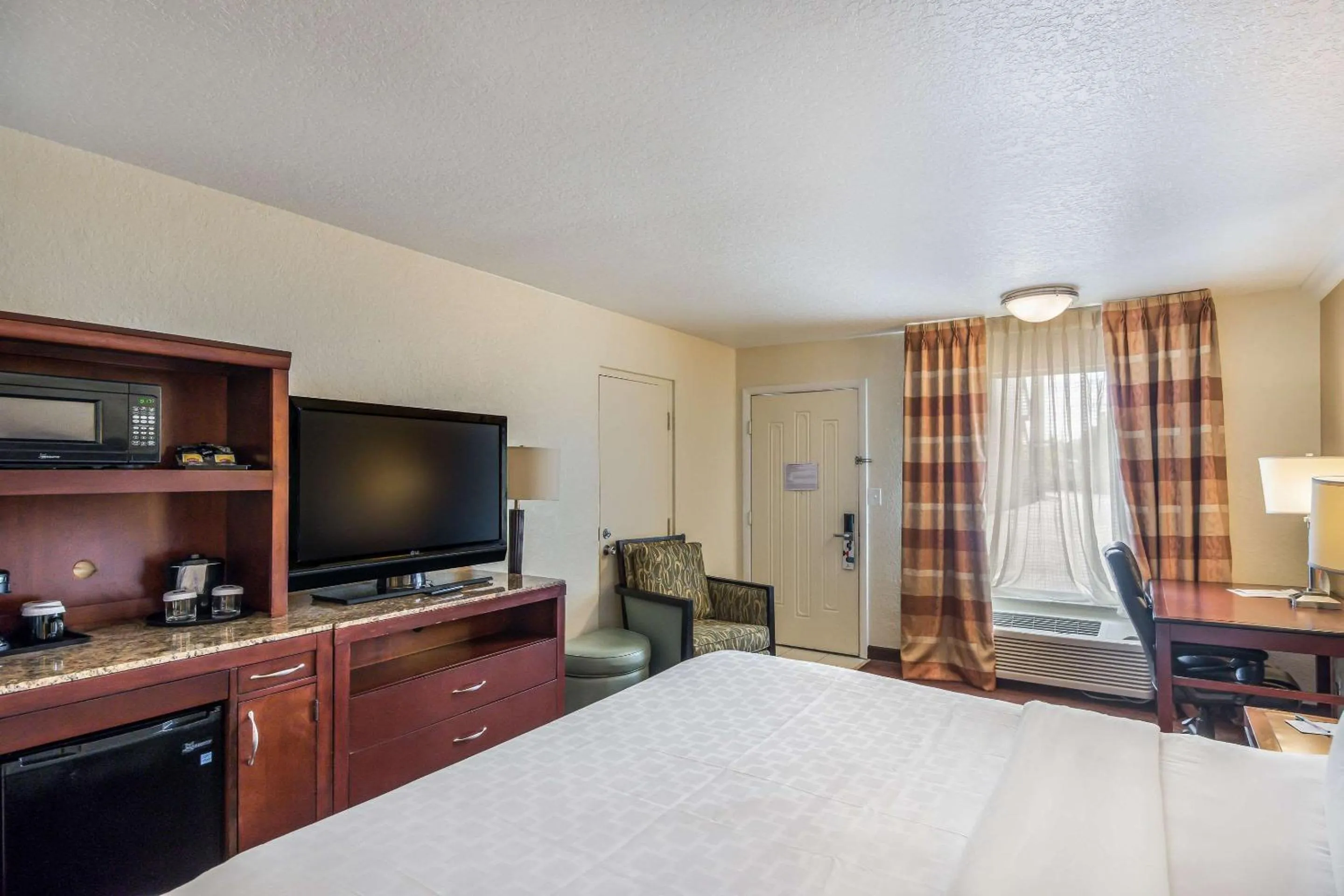 Photo of the whole room, Bed in Clarion Inn & Suites Central Clearwater Beach