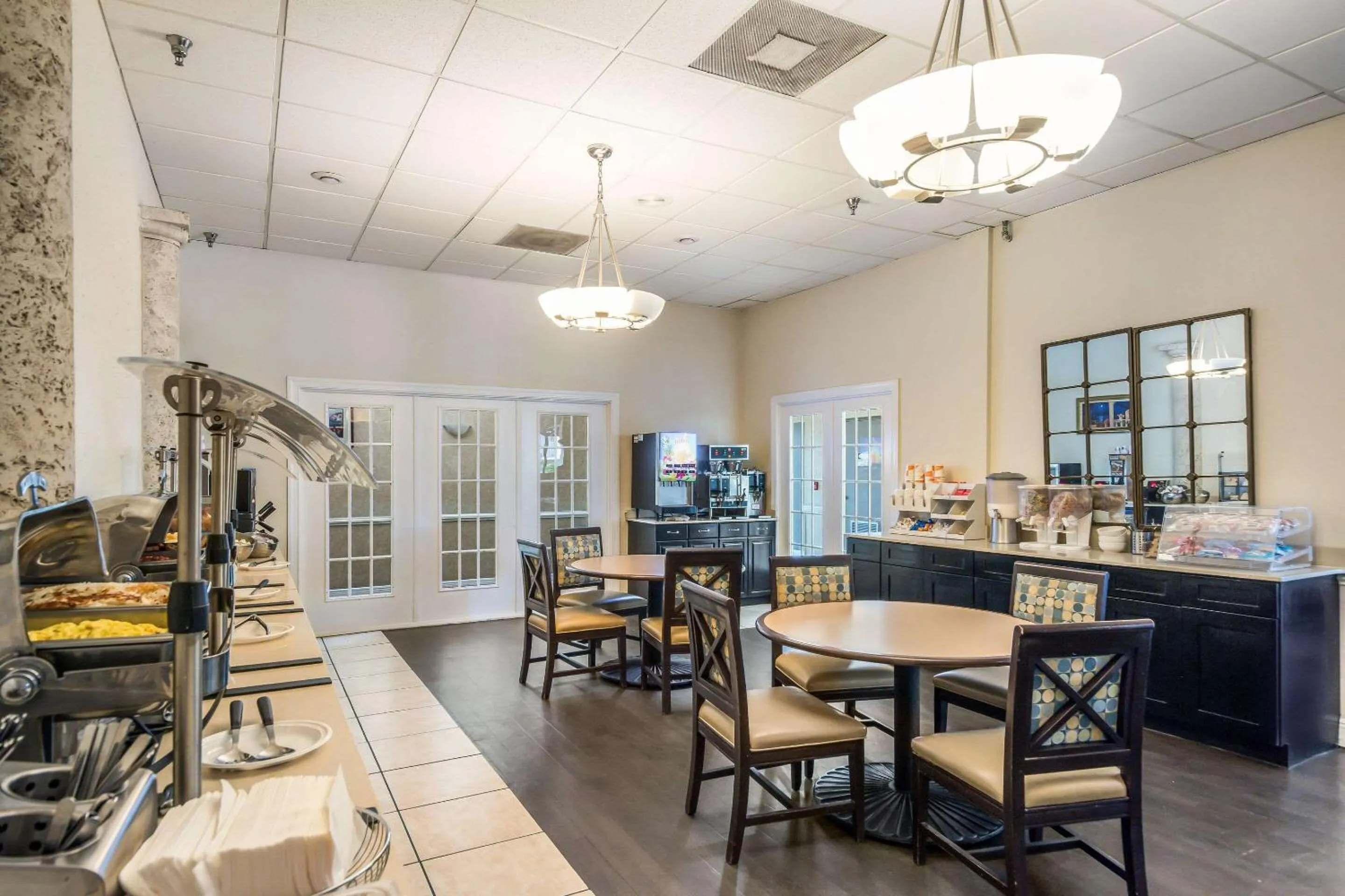 Restaurant/places to eat in Clarion Inn & Suites Central Clearwater Beach