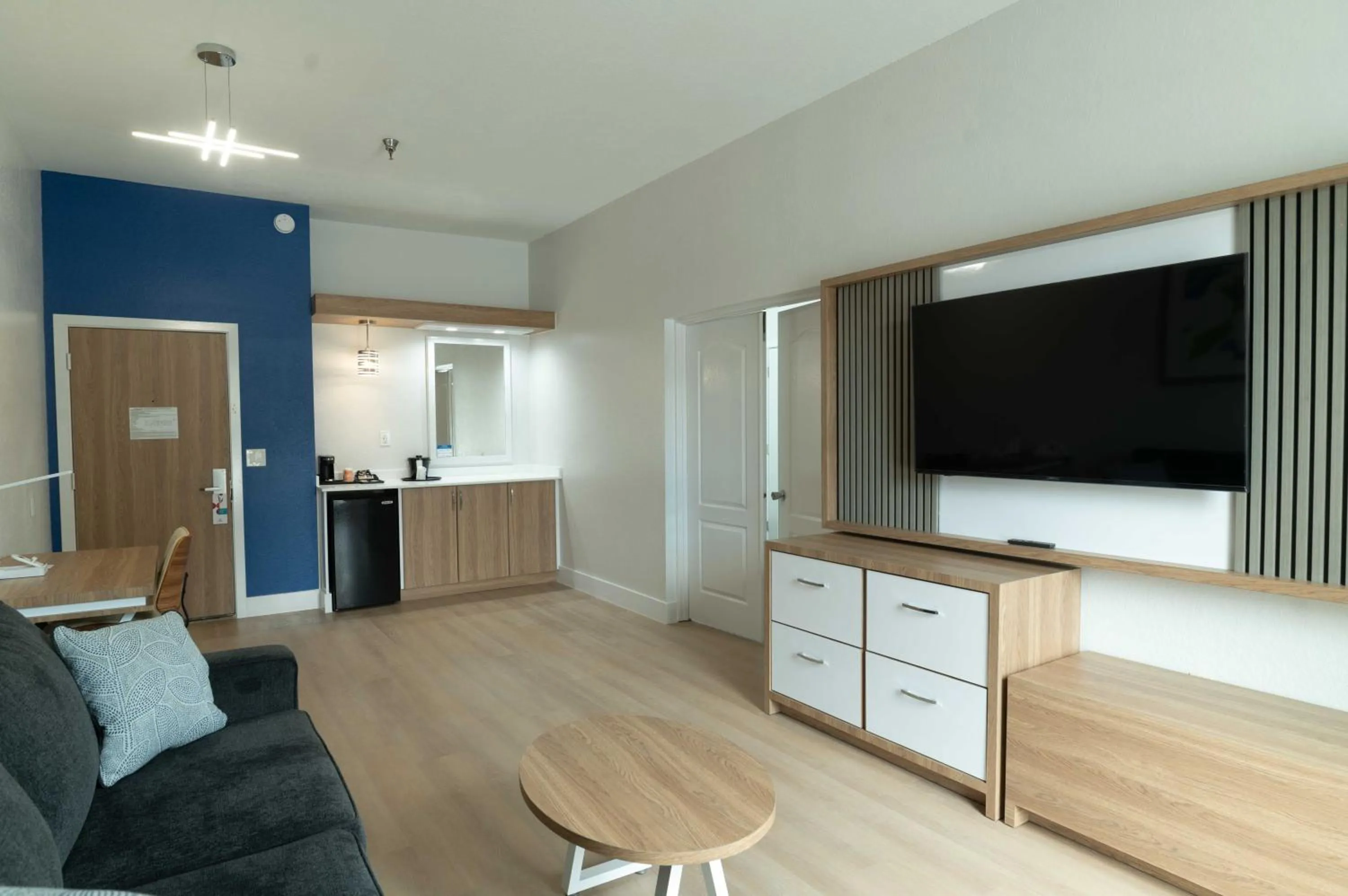 Clarion Inn & Suites Central Clearwater Beach