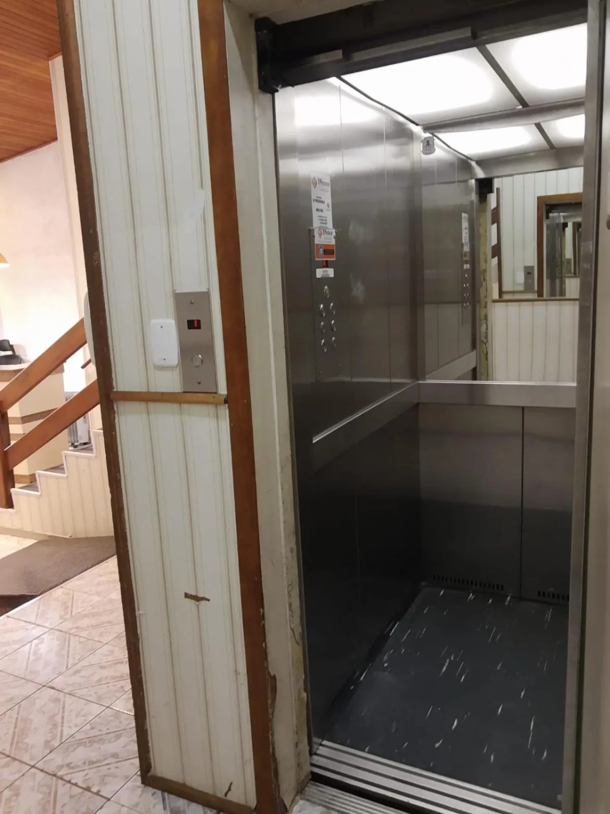 elevator in City Hotel