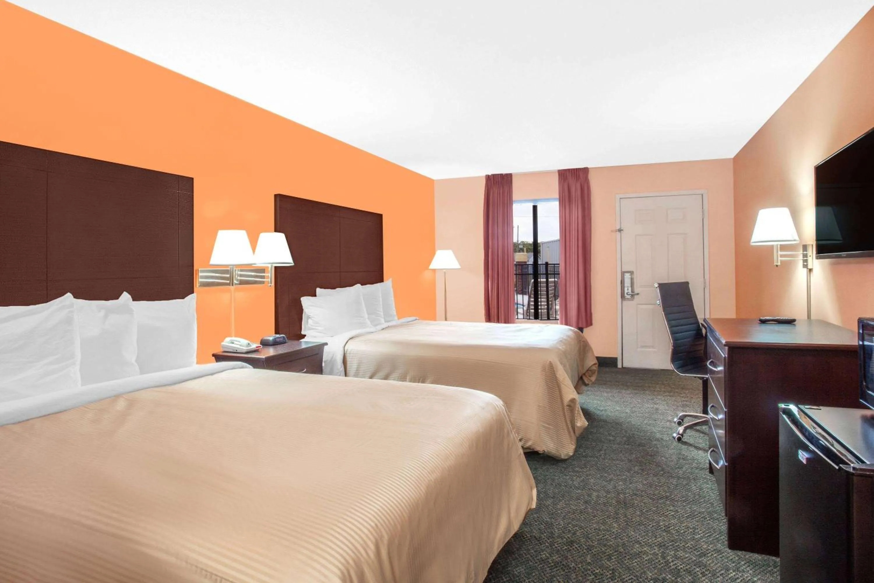 Photo of the whole room, Bed in Days Inn by Wyndham Moulton