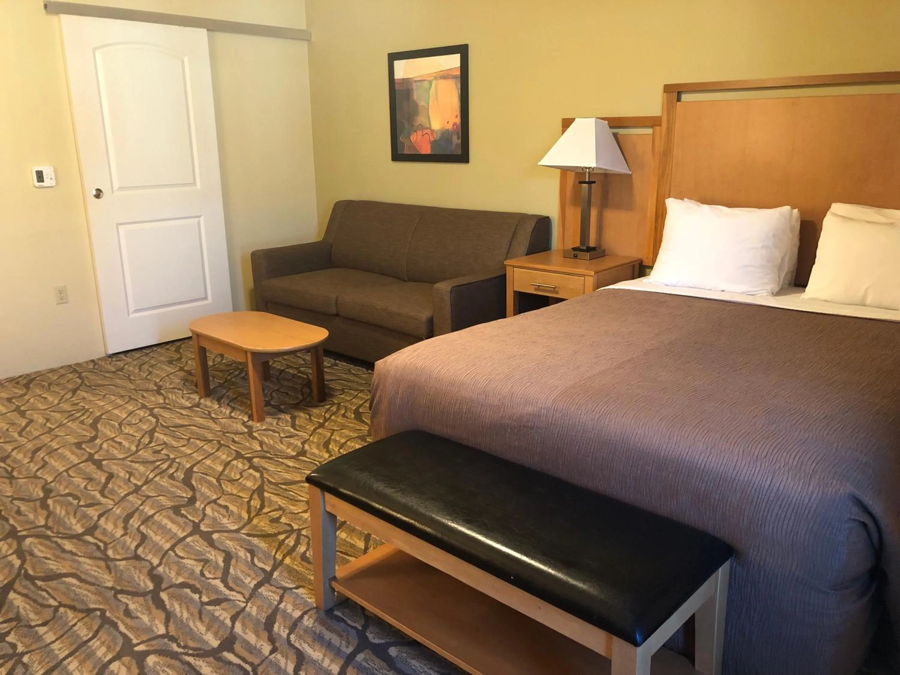 Bed in Aspen Suites Hotel Juneau