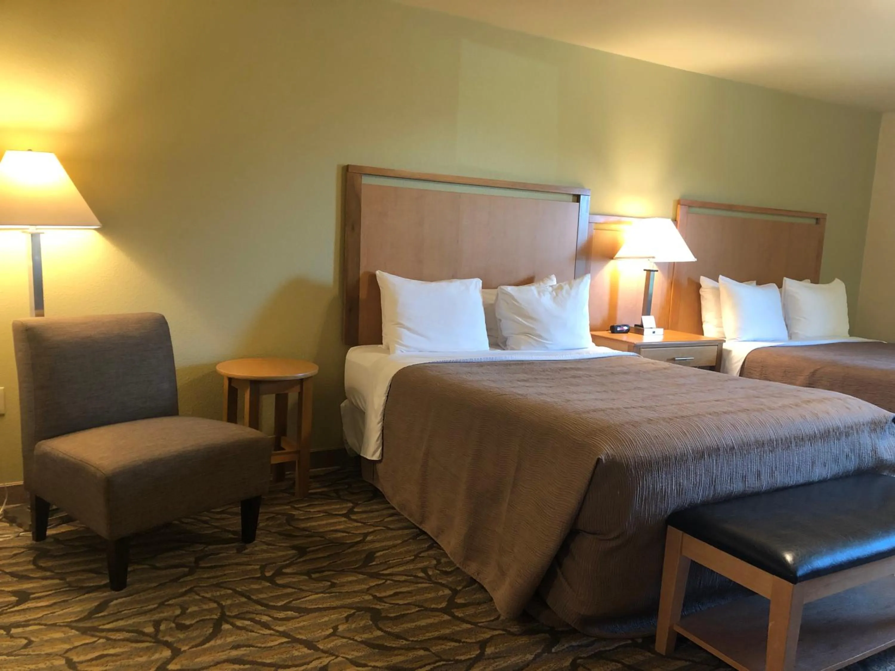 Bed in Aspen Suites Hotel Juneau