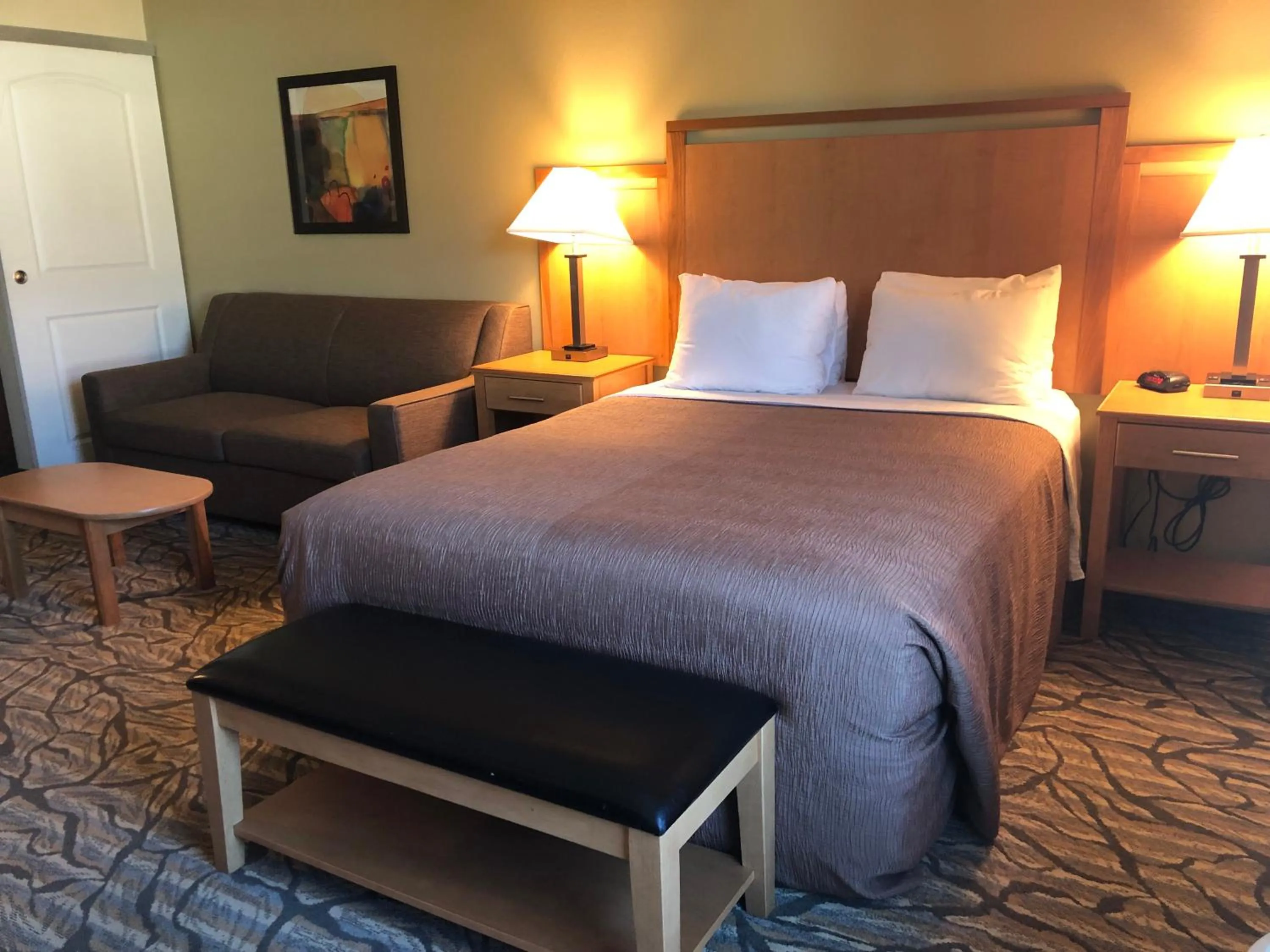 Bed in Aspen Suites Hotel Juneau