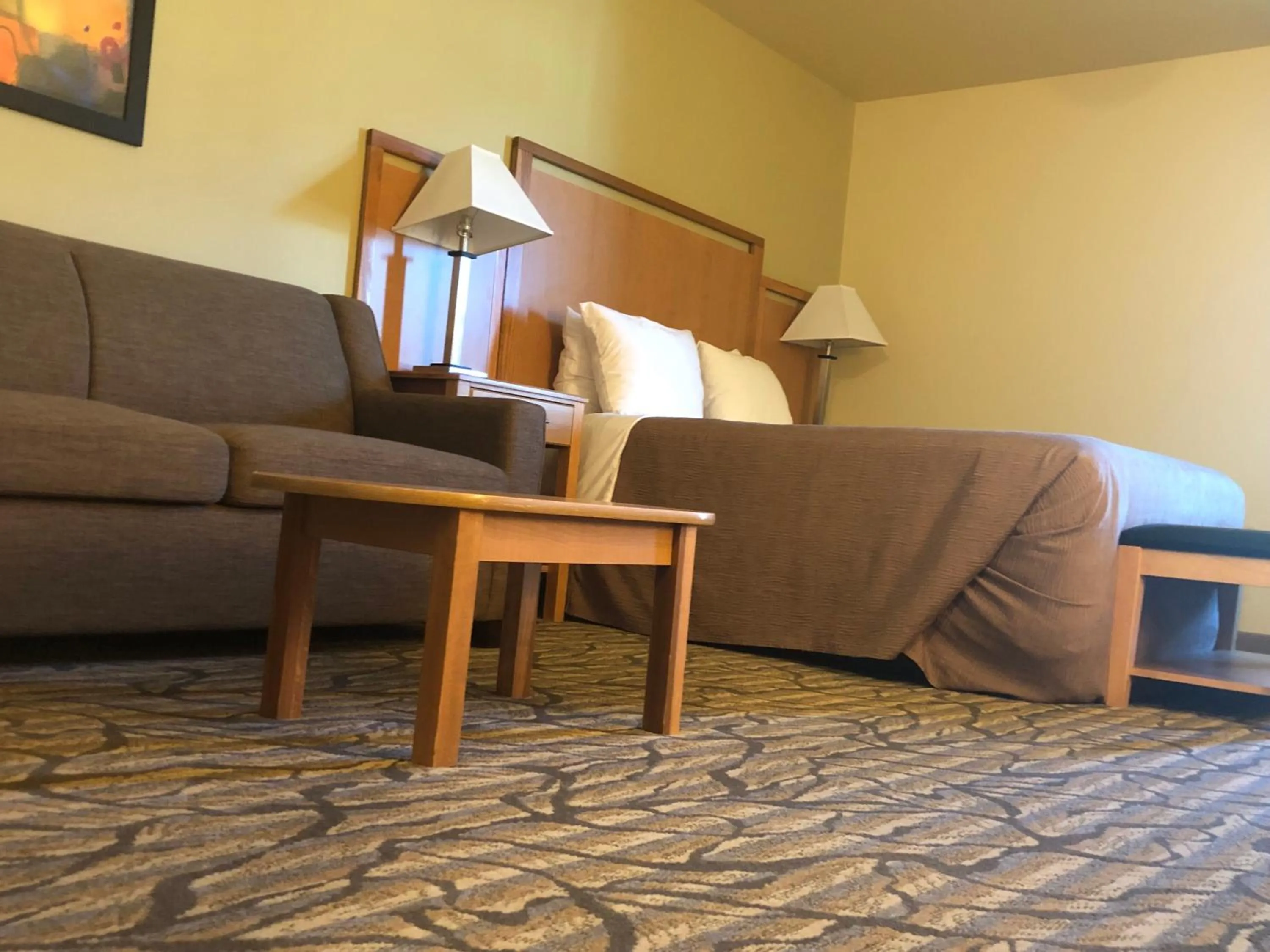 Bed in Aspen Suites Hotel Juneau