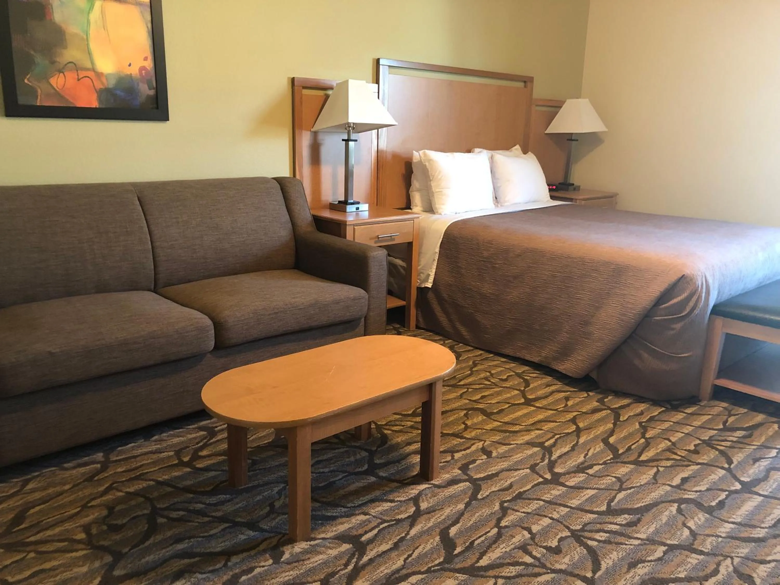 Seating area, Bed in Aspen Suites Hotel Juneau