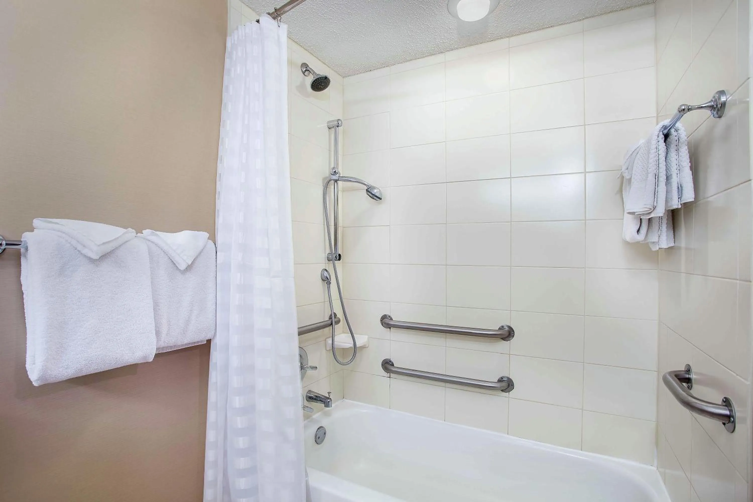 Bathroom in Embassy Suites Lexington