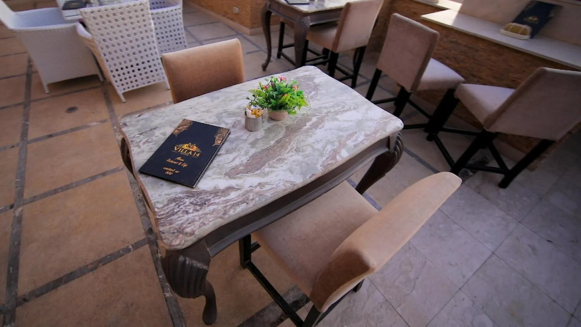 Restaurant/places to eat in Villa 14 Suites