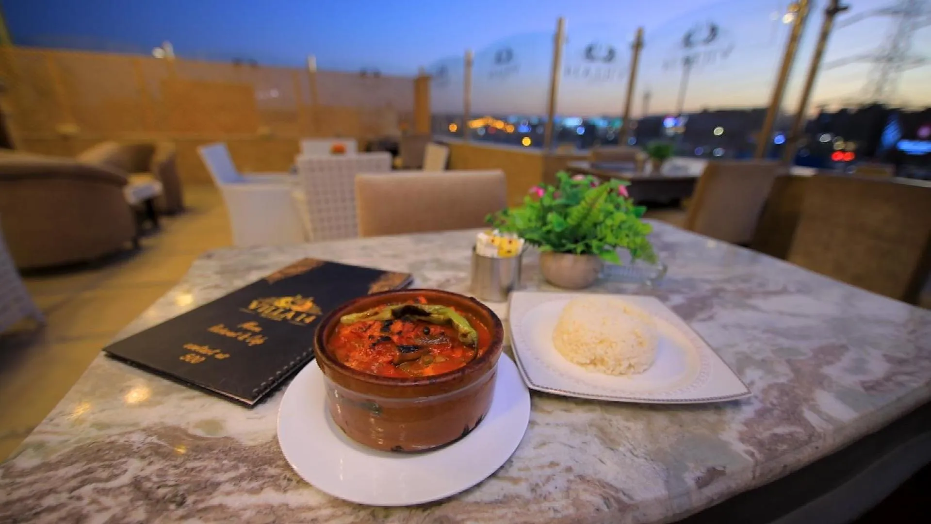 Restaurant/places to eat in Villa 14 Suites