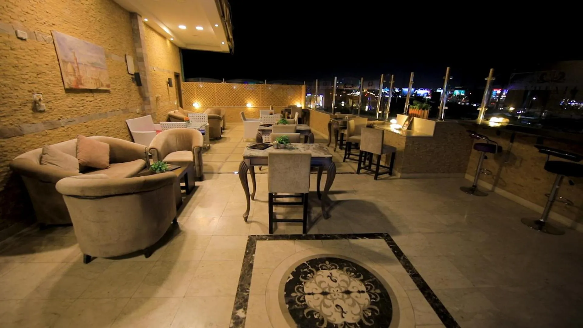 Restaurant/places to eat in Villa 14 Suites