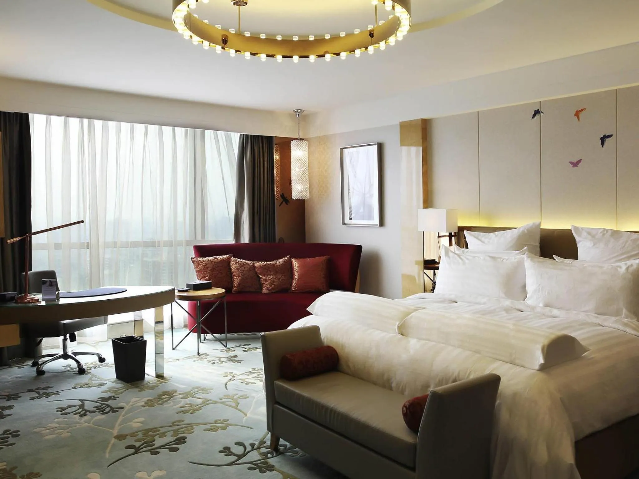 Executive Deluxe King Room in Pullman Linyi Lushang
