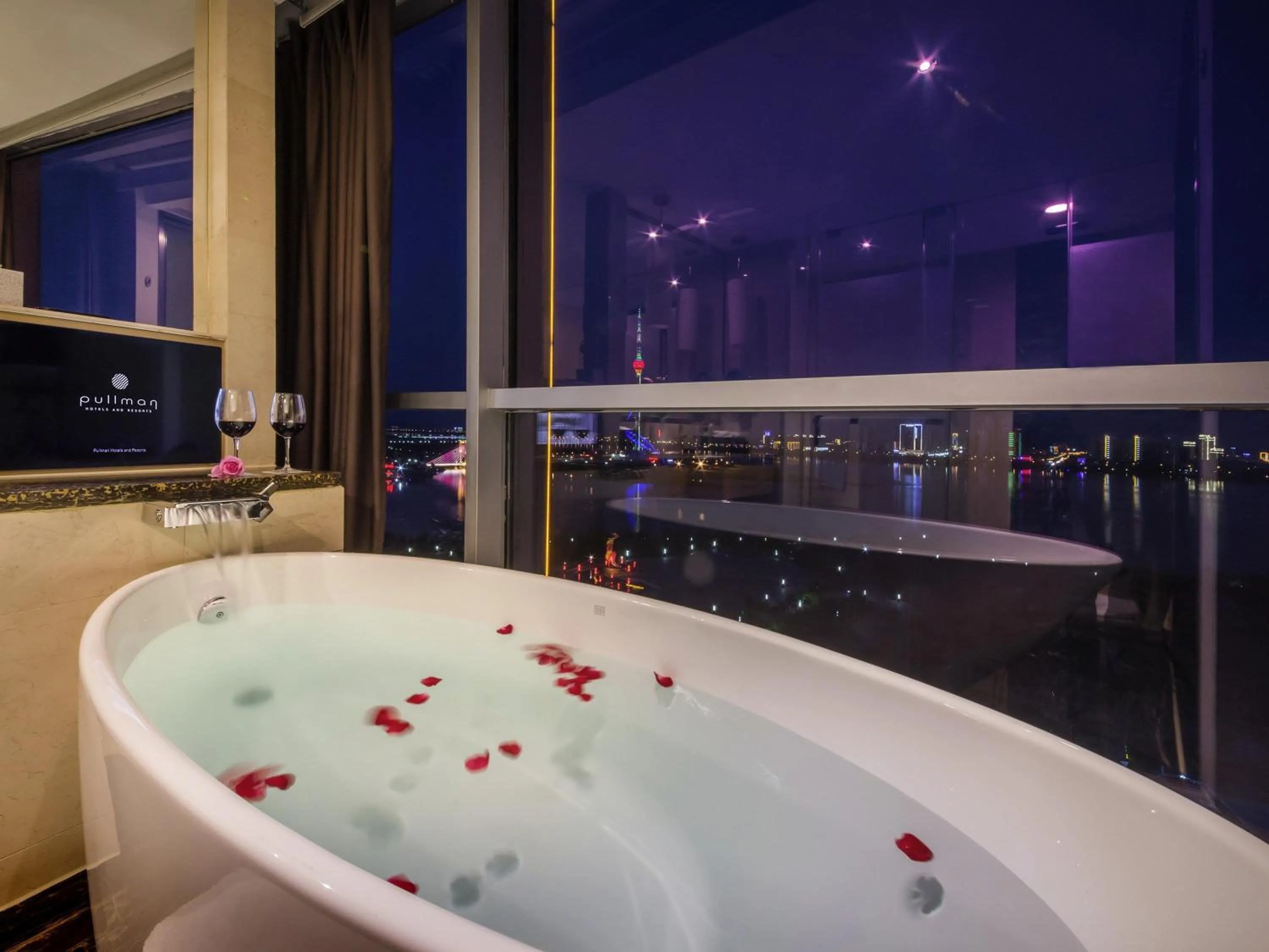 Bedroom in Pullman Linyi Lushang