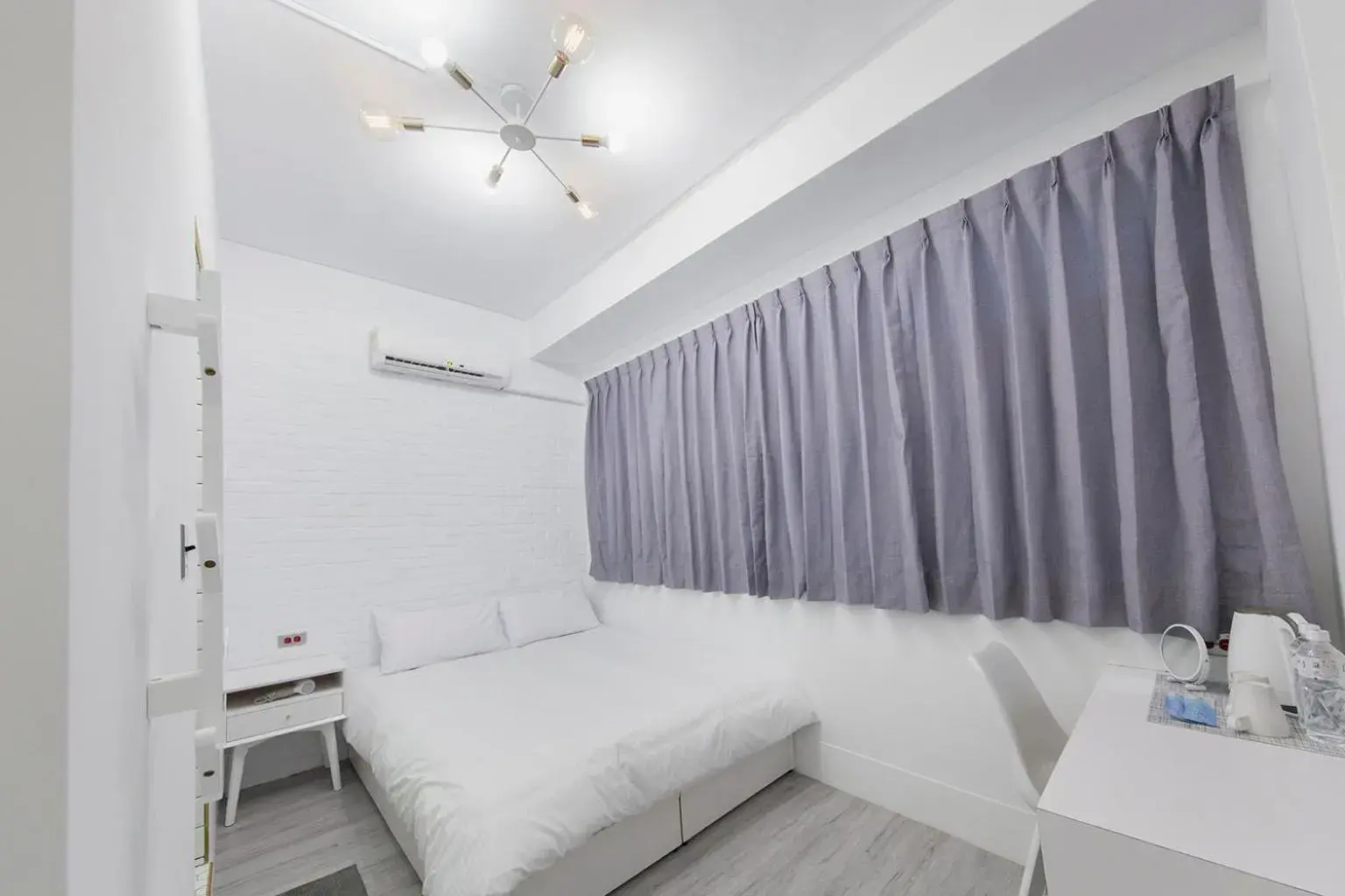 Double Room in Slow Inn Double Room in Slow Inn