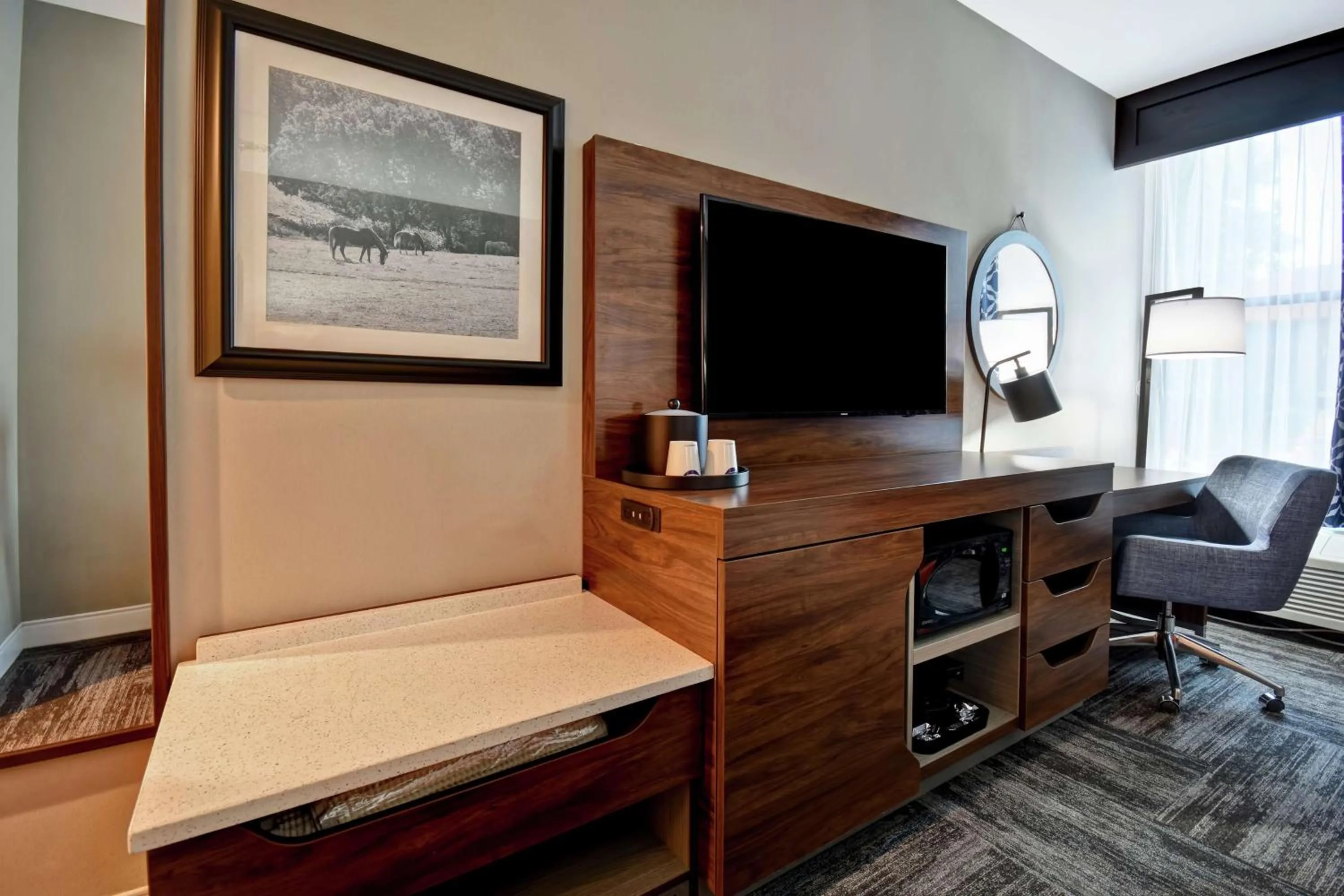Photo of the whole room, Bed in Hampton Inn Lexington I-75