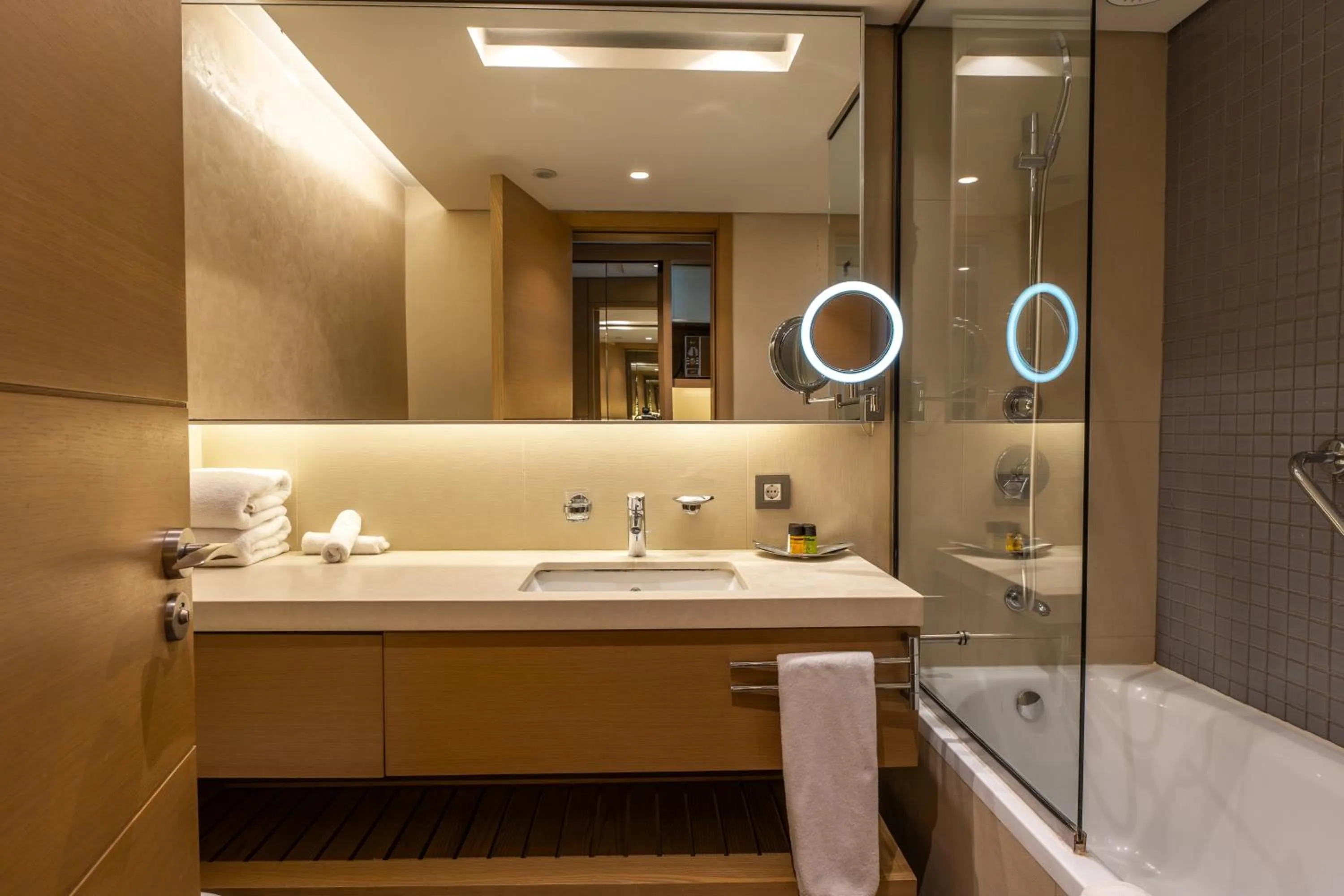 Shower in Saifi Suites Hotel