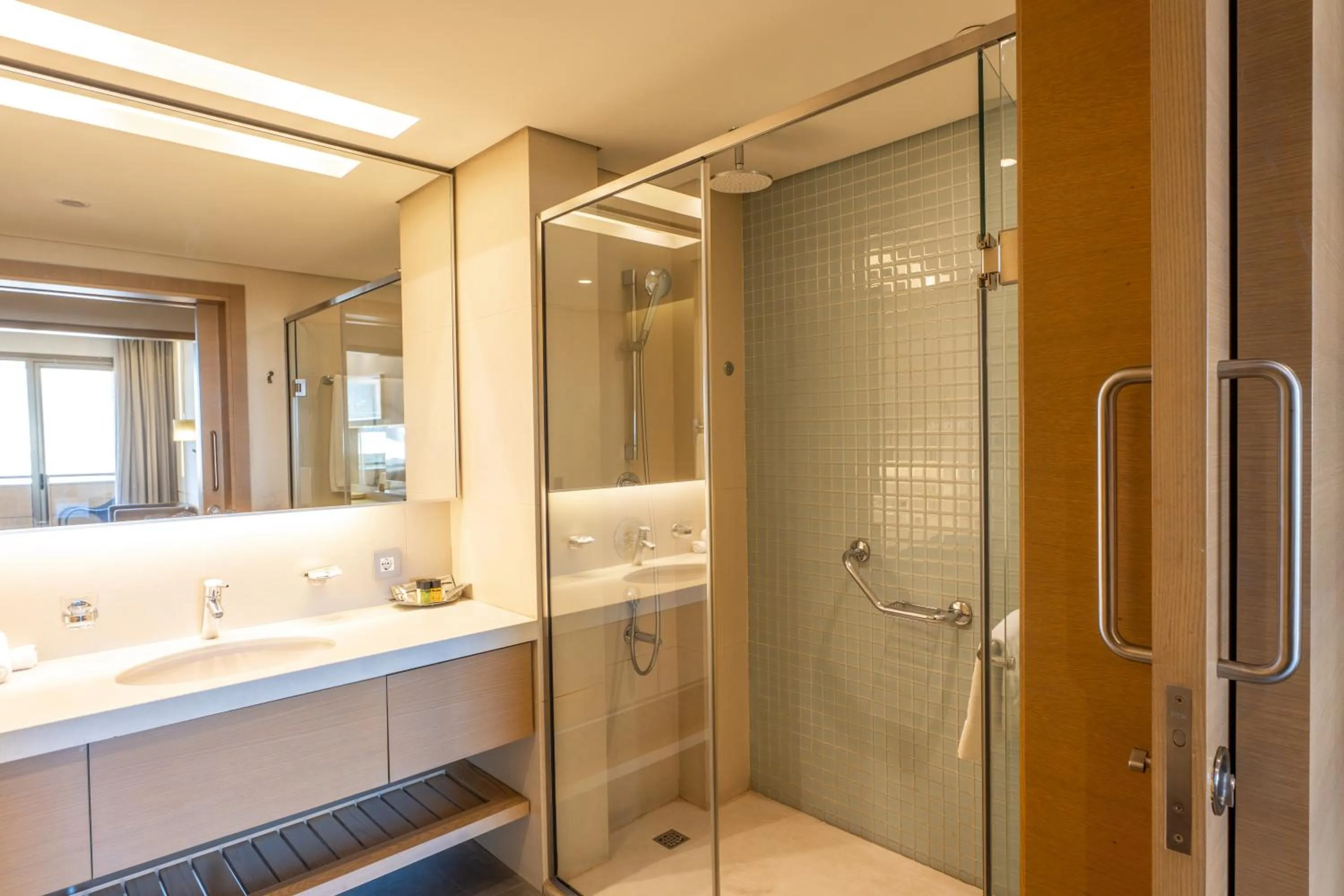 Shower in Saifi Suites Hotel