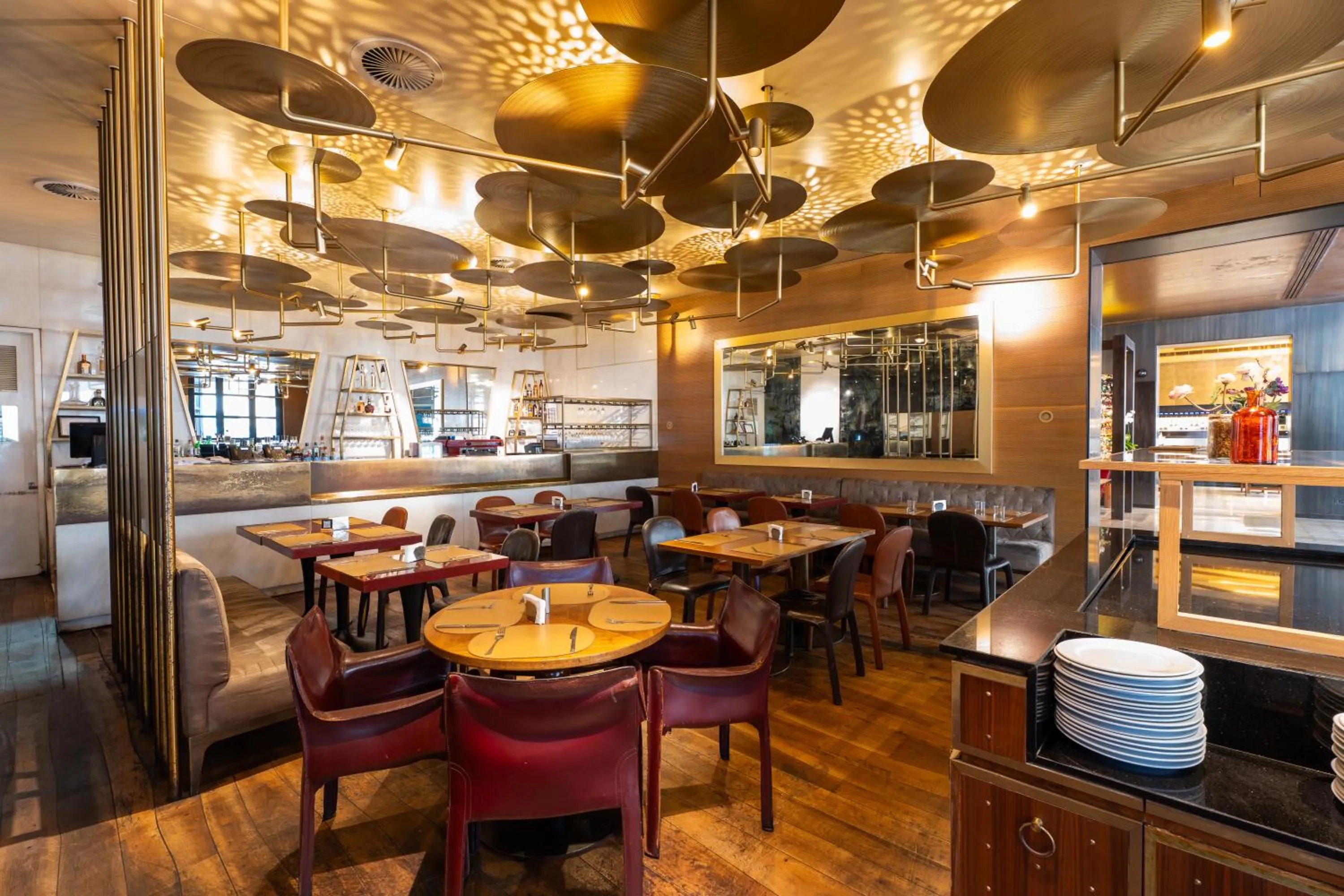 Restaurant/places to eat in Saifi Suites Hotel