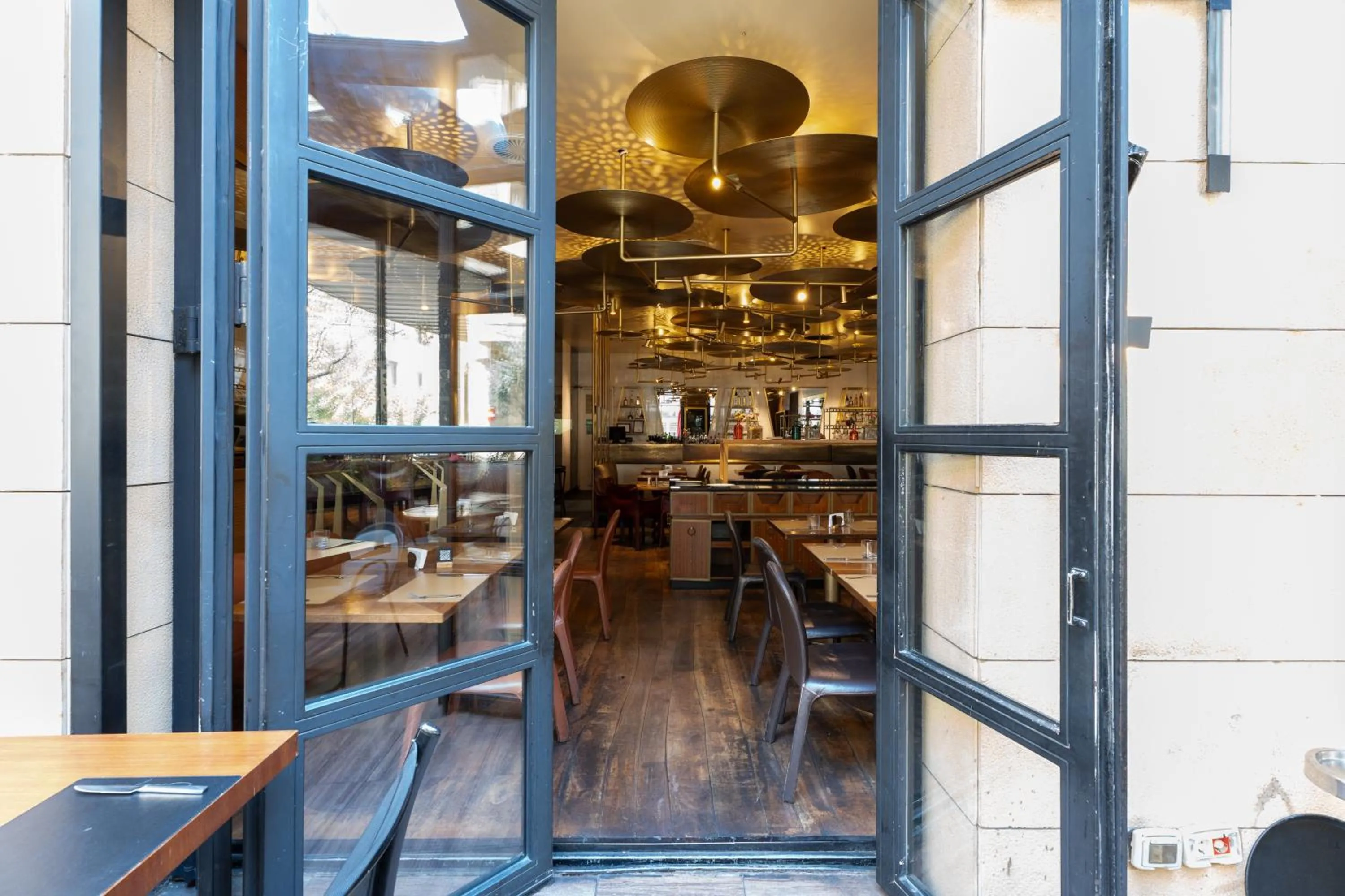 Restaurant/places to eat in Saifi Suites Hotel