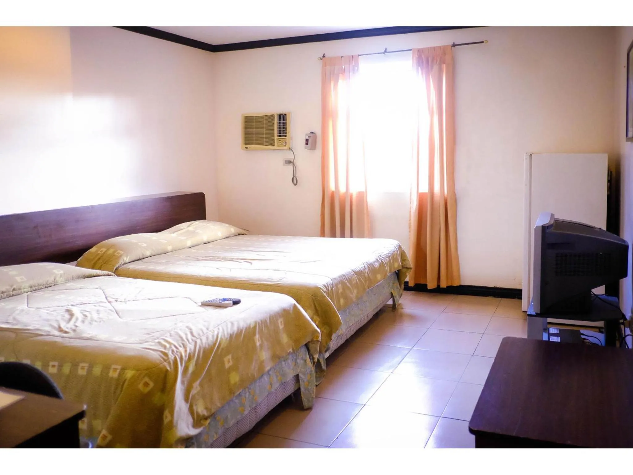 TV and multimedia, Bed in Crowne Garden Hotel