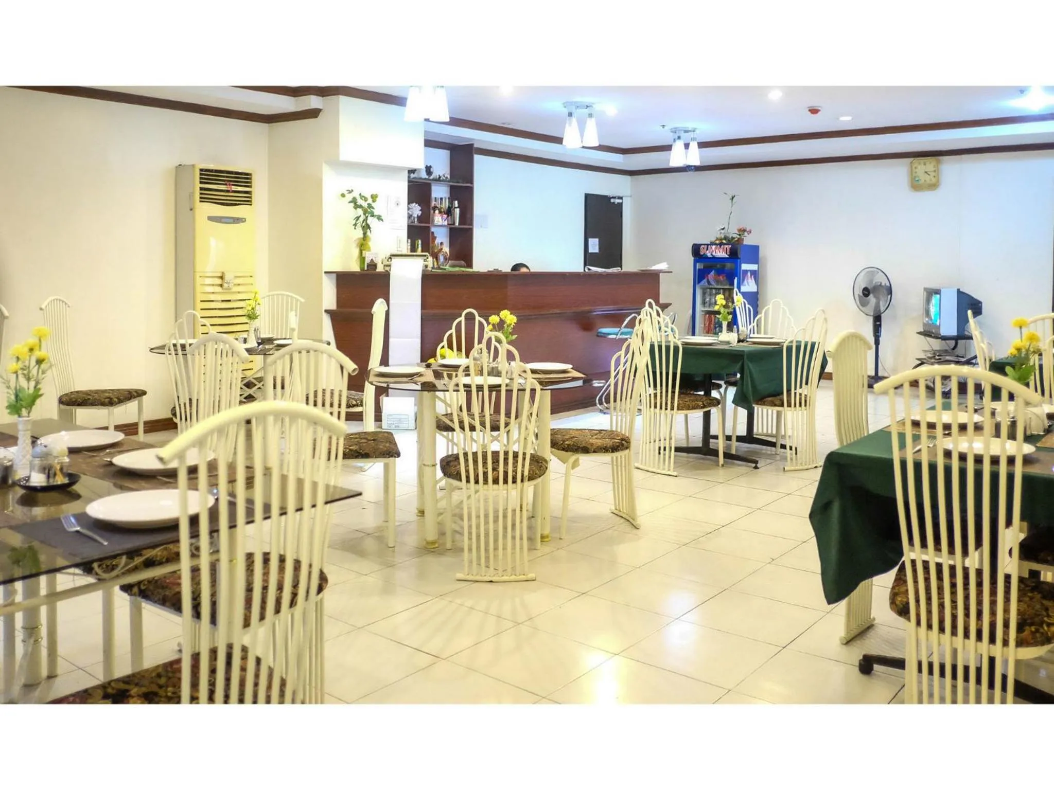 Restaurant/places to eat in Crowne Garden Hotel