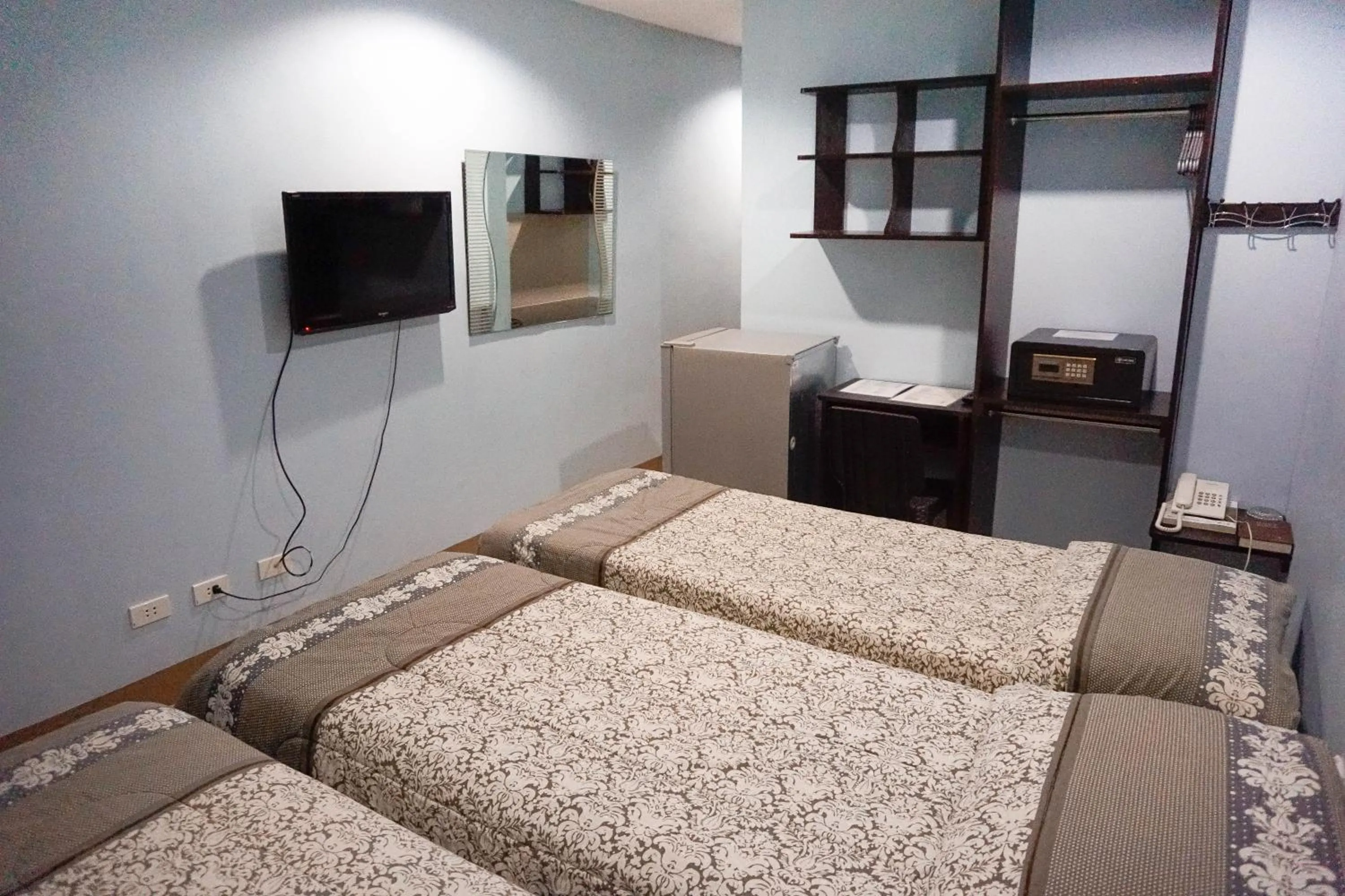 Photo of the whole room, Bed in Crowne Garden Hotel