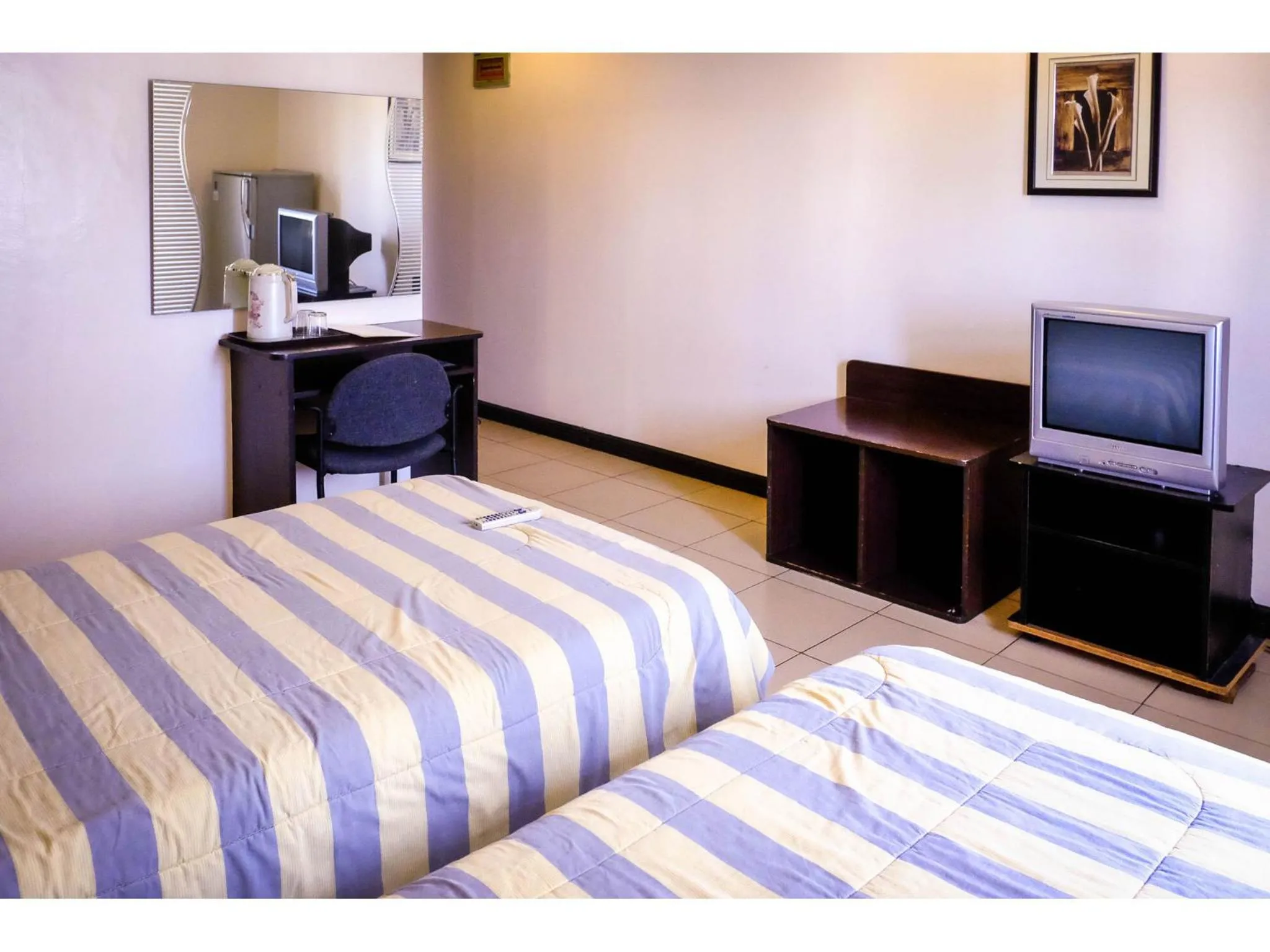 TV and multimedia, Bed in Crowne Garden Hotel