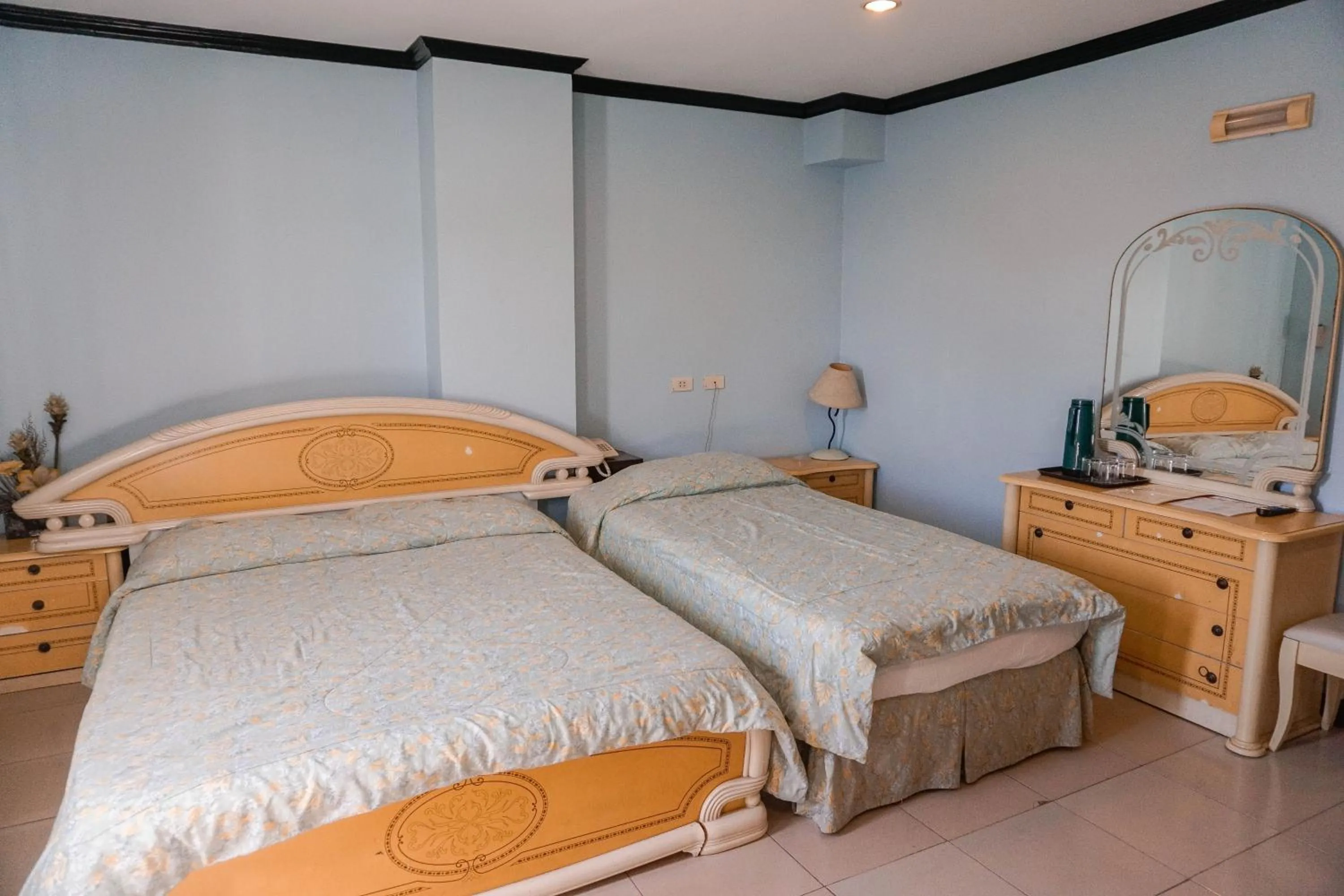 Photo of the whole room, Bed in Crowne Garden Hotel