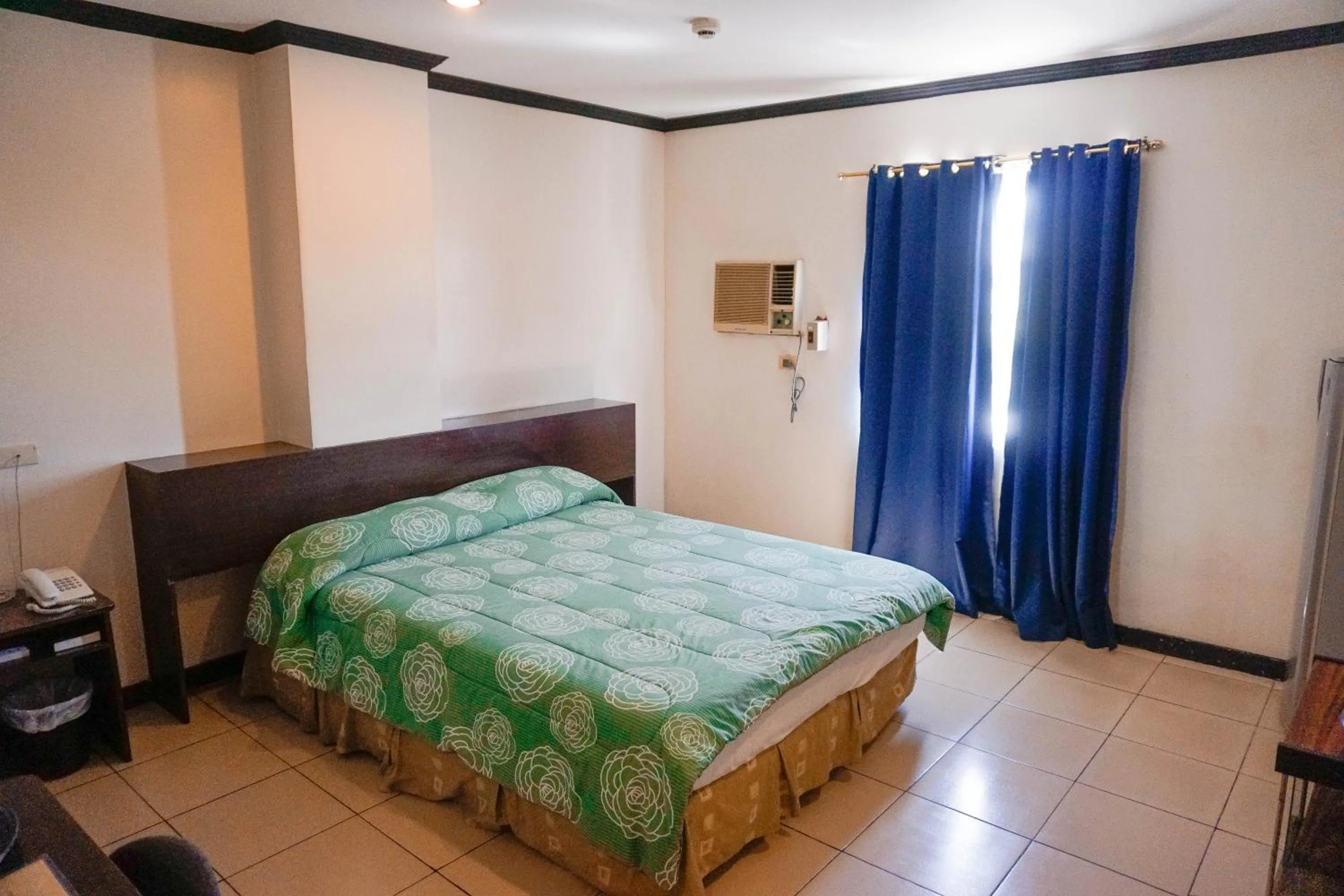 Photo of the whole room, Bed in Crowne Garden Hotel