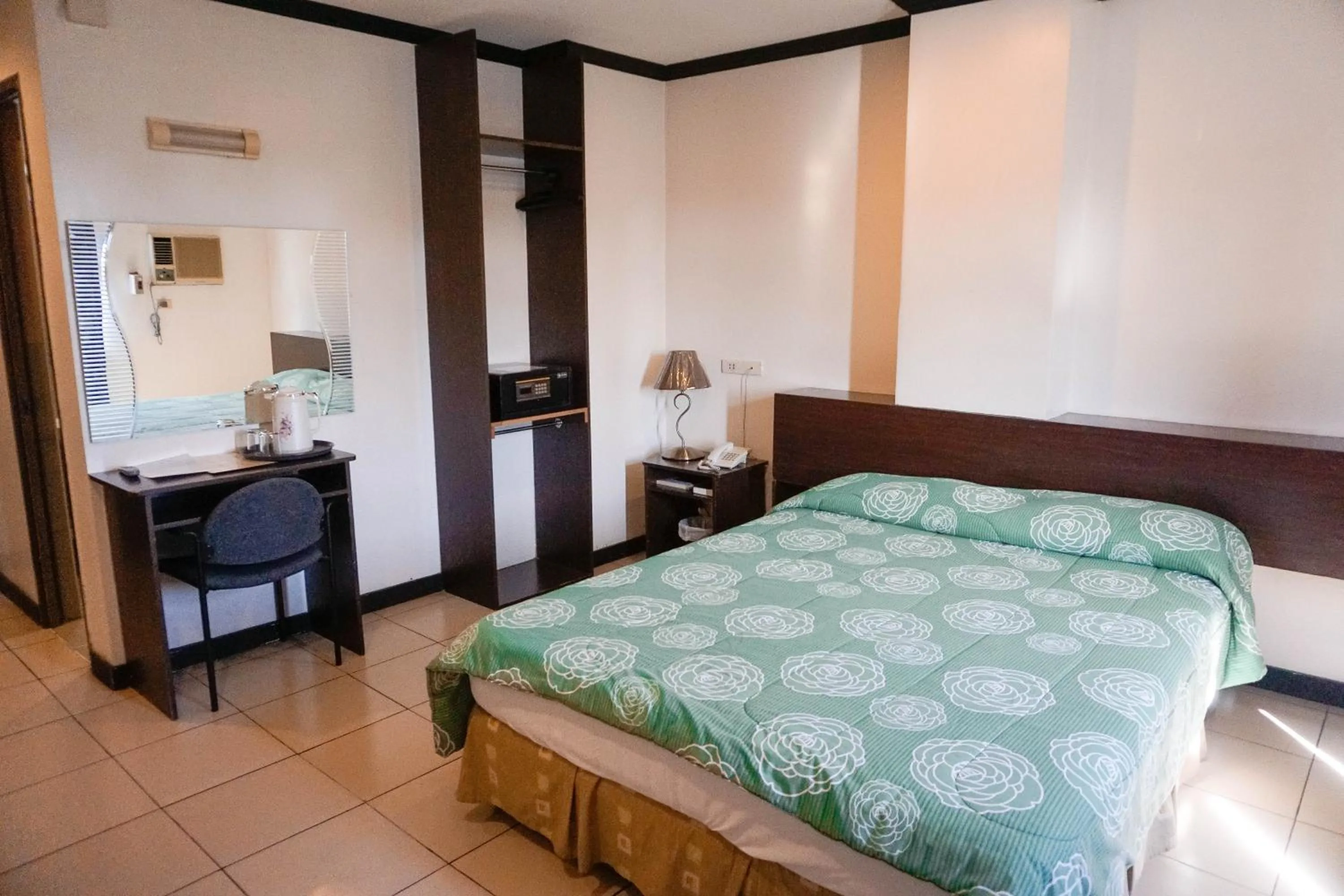 Photo of the whole room, Bed in Crowne Garden Hotel