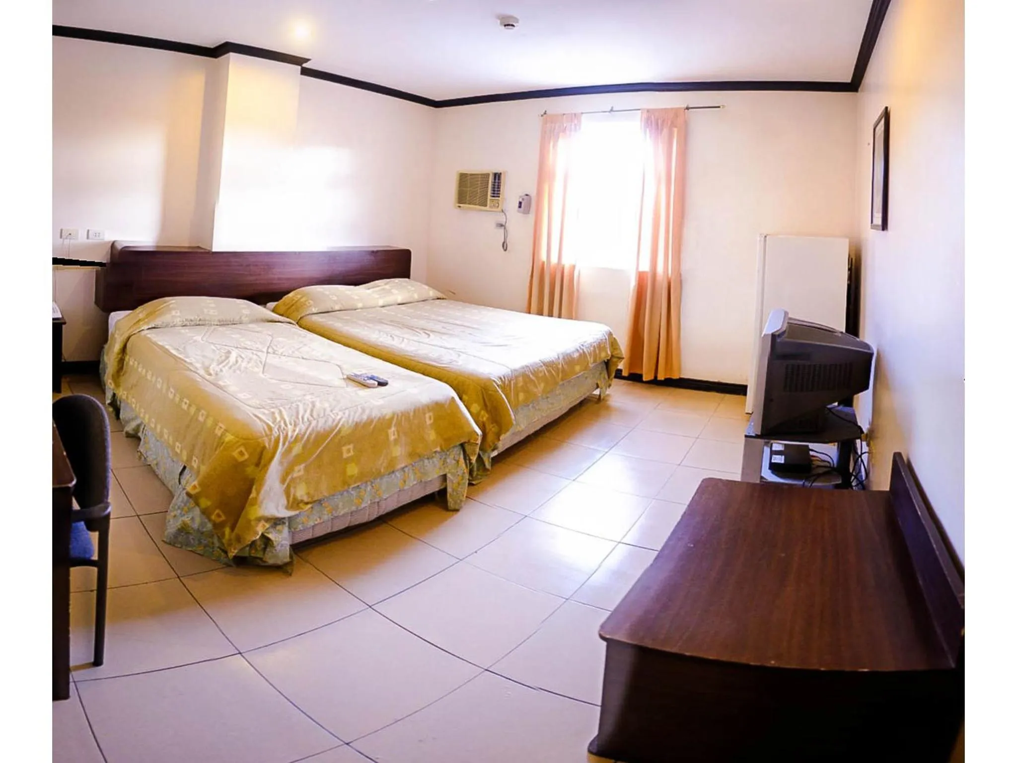 Photo of the whole room, Bed in Crowne Garden Hotel