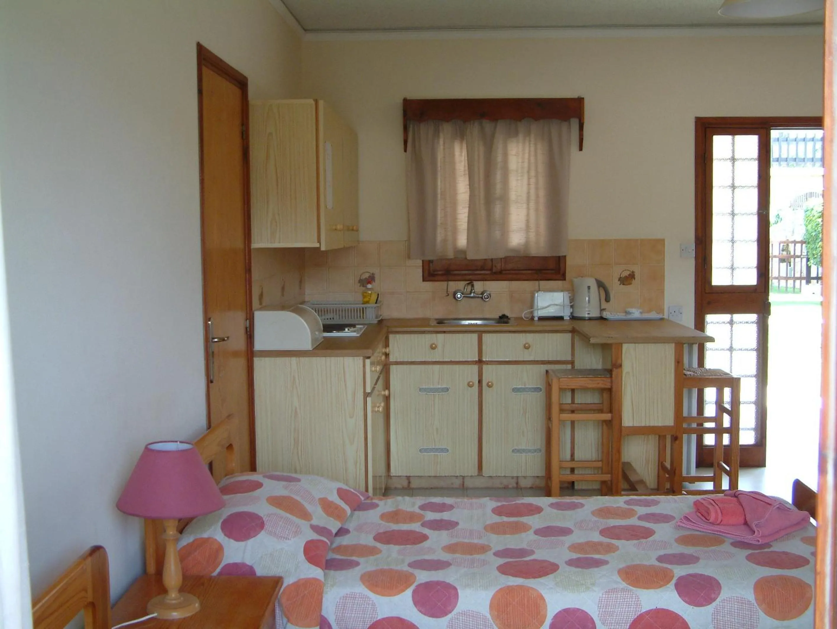 Kitchen or kitchenette, Bed in Pelekanos Apartments