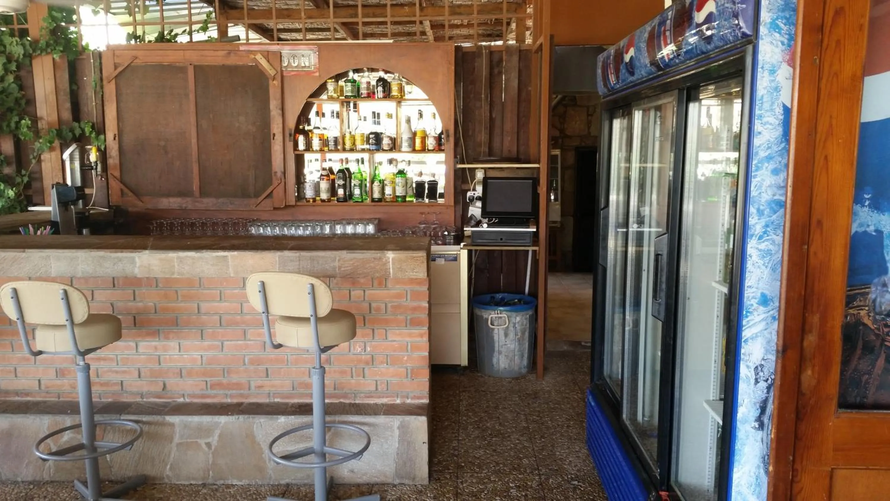 Restaurant/places to eat in Pelekanos Apartments