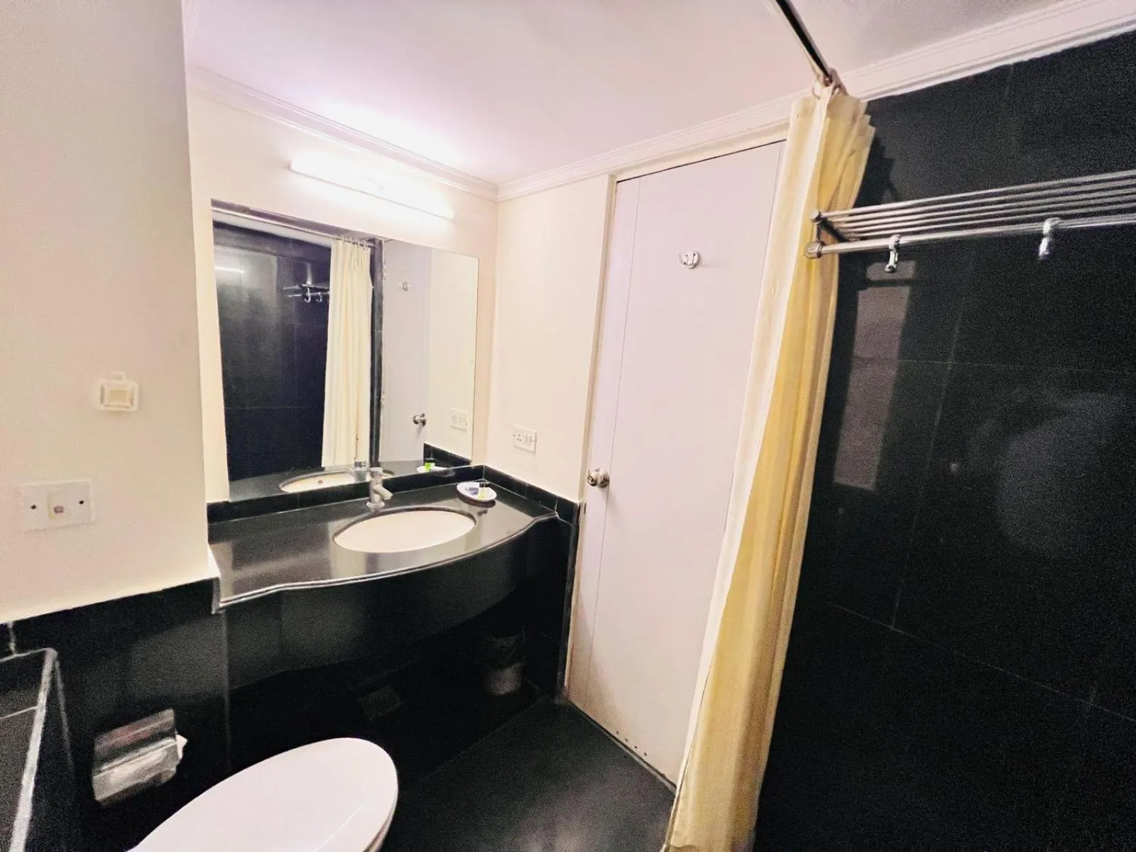 Bathroom in Hotel Dr Rajkumar International