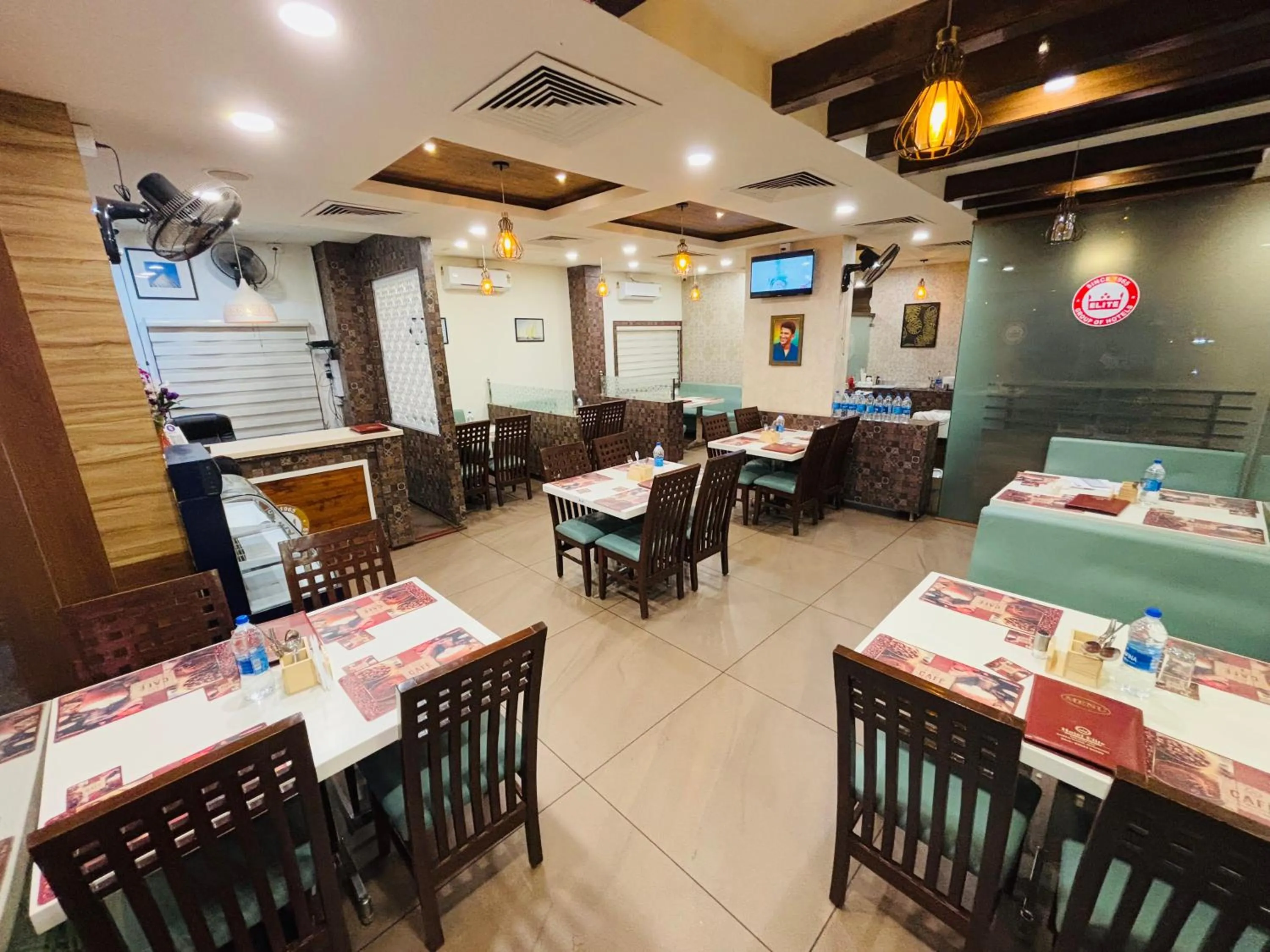 Restaurant/places to eat in Hotel Dr Rajkumar International