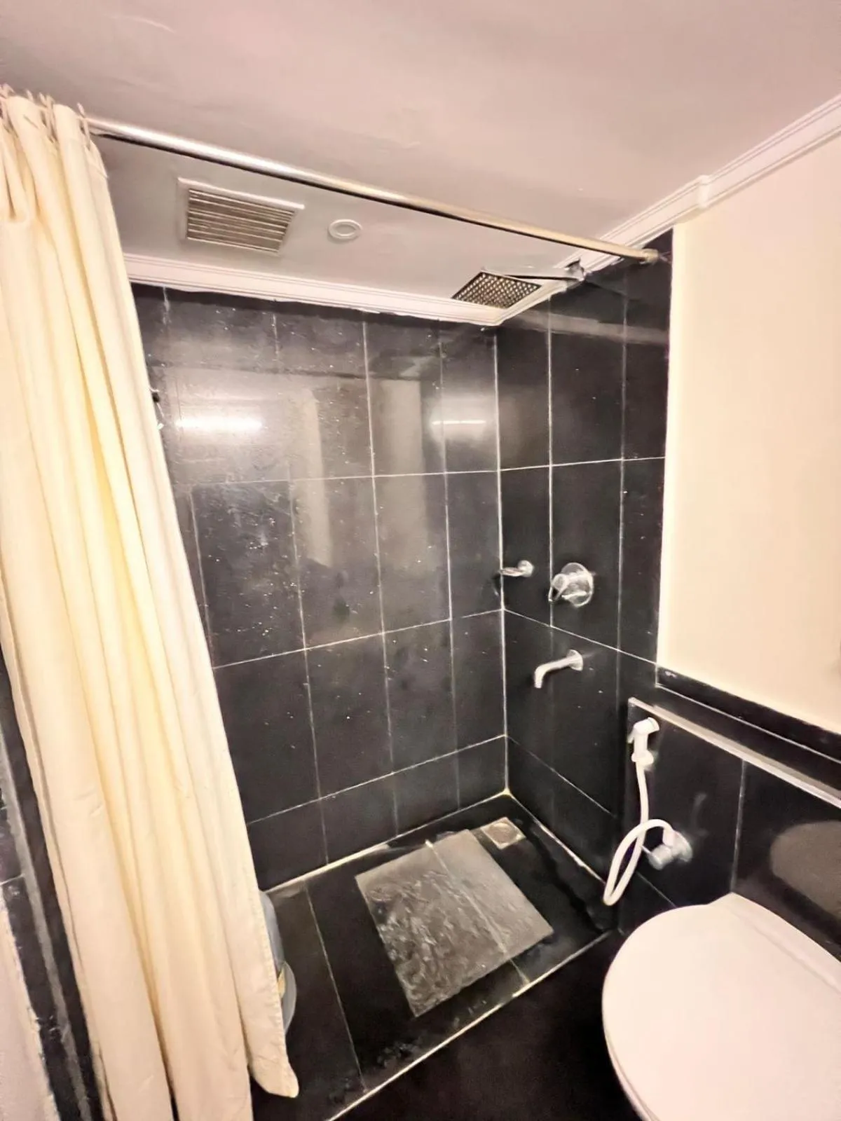 Bathroom in Hotel Dr Rajkumar International