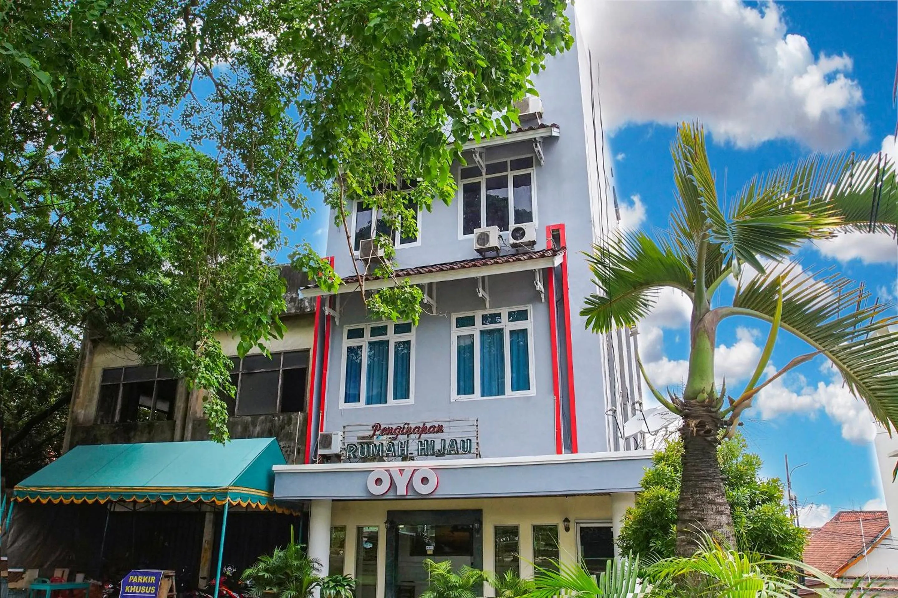 Facade/entrance in OYO 236 Penginapan Rumah Hijau