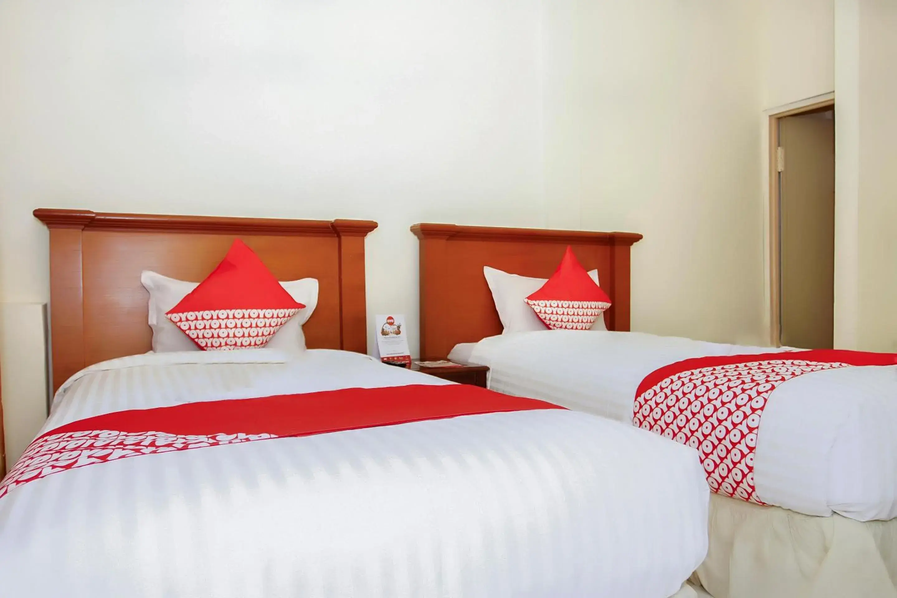 Deluxe Twin Room in OYO 236 Penginapan Rumah Hijau Deluxe Twin Room in OYO 236 Penginapan Rumah Hijau