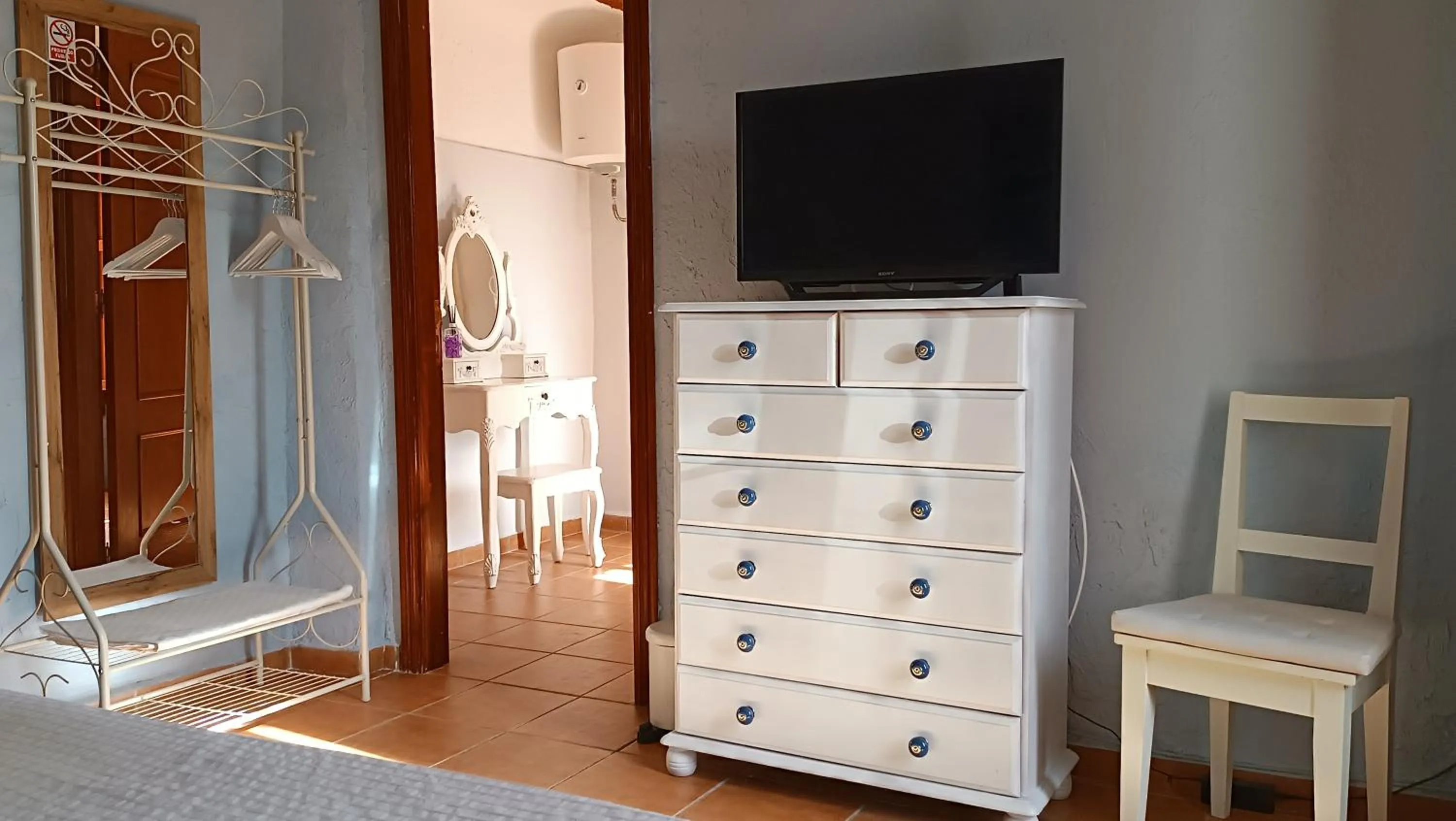 Bathroom, Bed in Sunny Vista